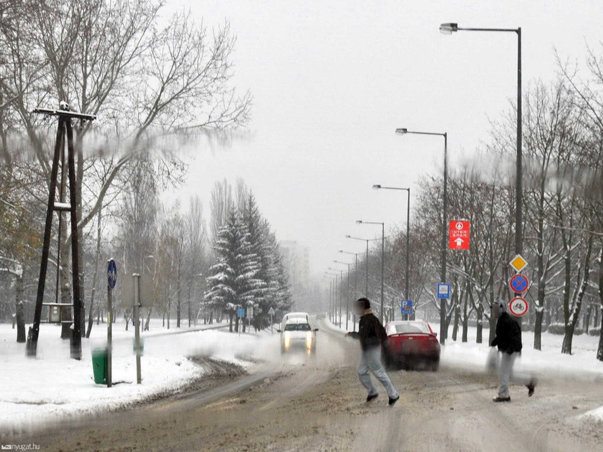 Sok gyalogos nehezen méri fel, mennyivel nehezebben áll meg ilyenkor az autó