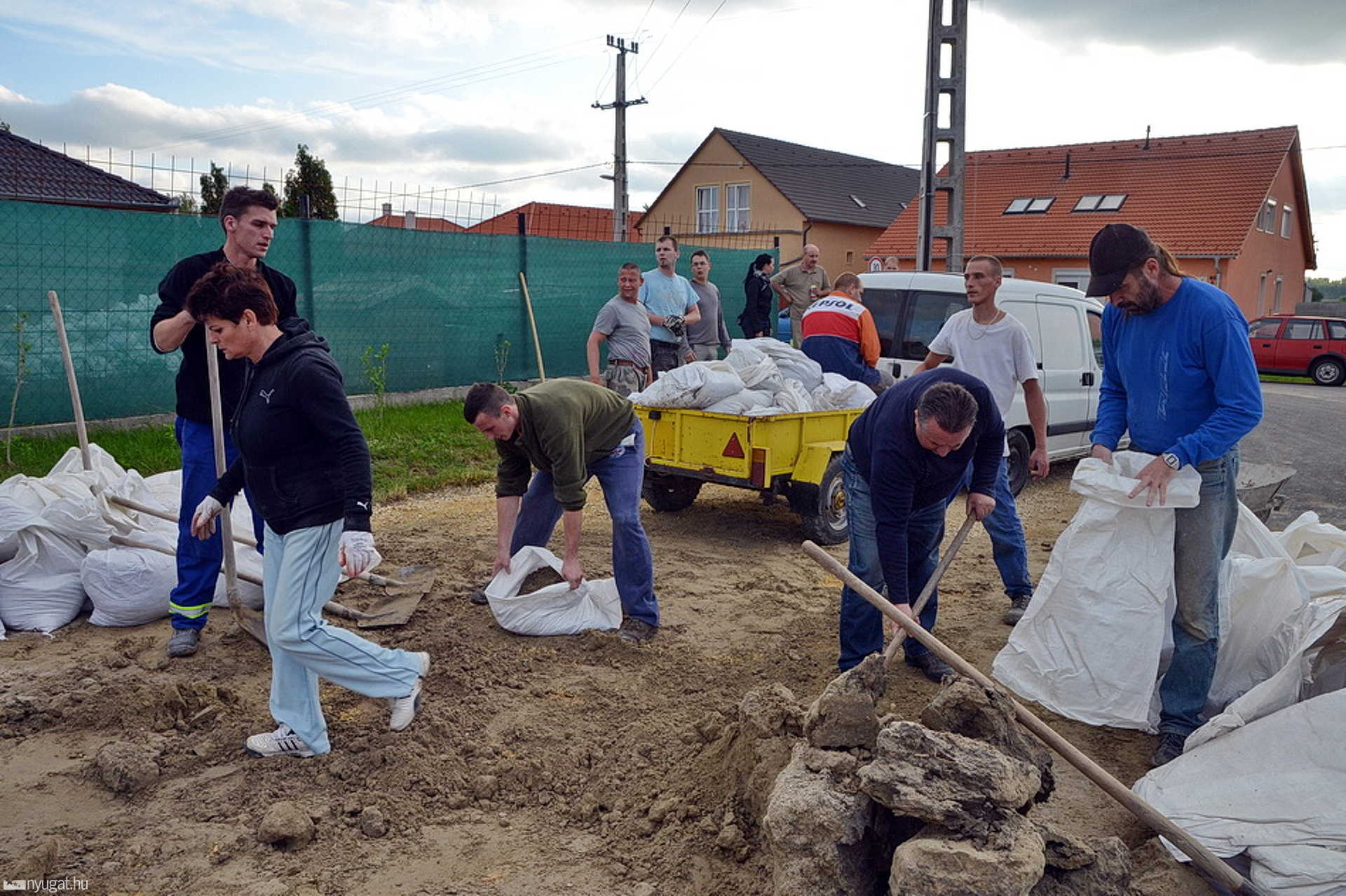 Árvízi védekezés Győrújfalunál 