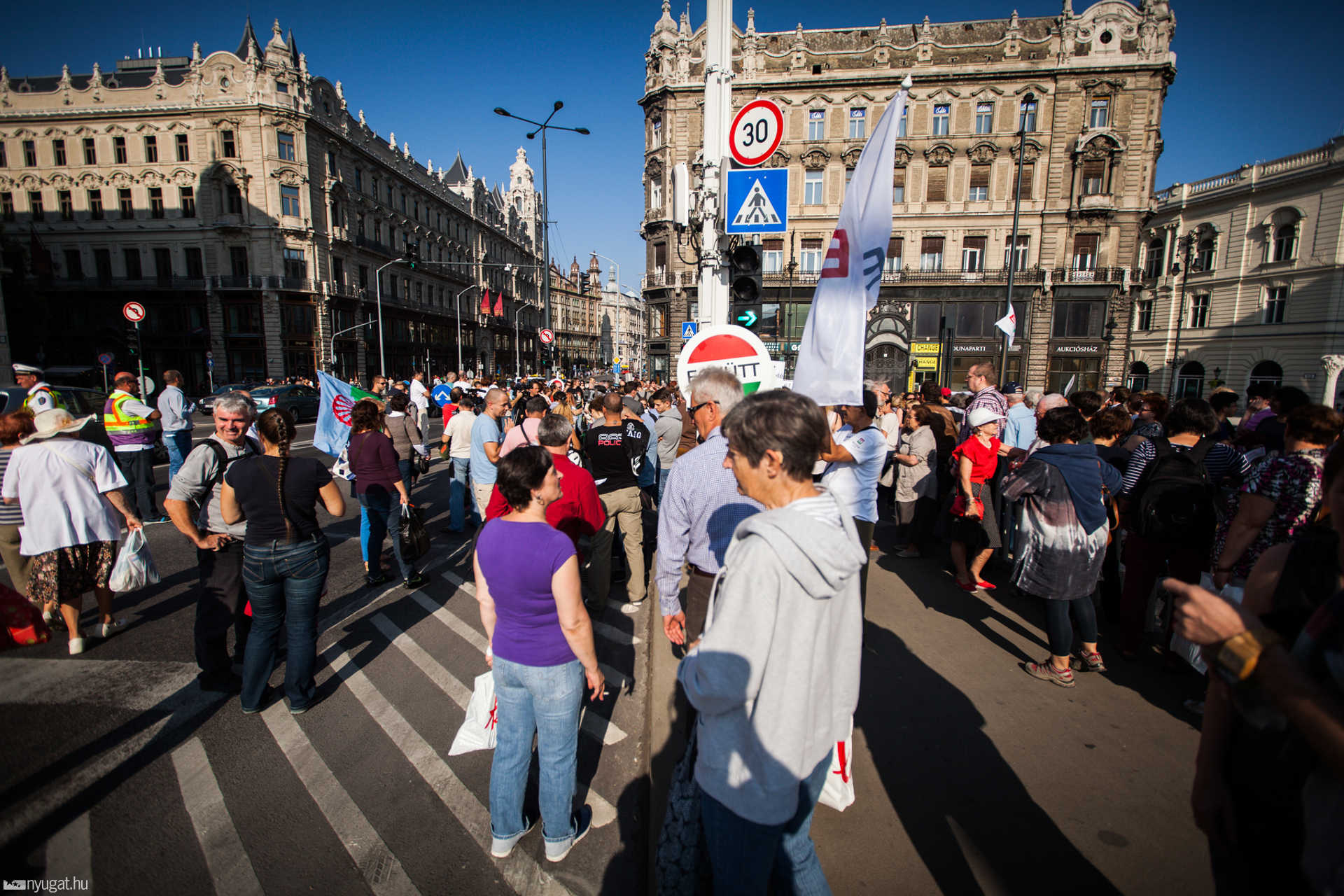 Szégyelld magad, Orbán! Ellenzéki tüntetés Budapesten, 2015. szeptember 13-án Juhász Péter és az Együtt szervezésében