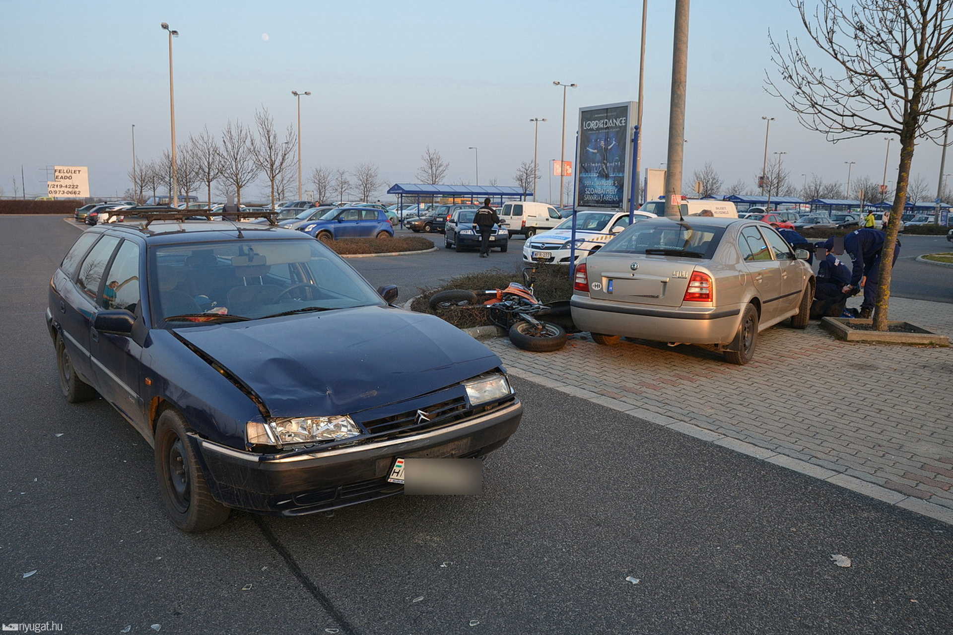 Motorral ütközött a Citroen a hipermarket parkolójában