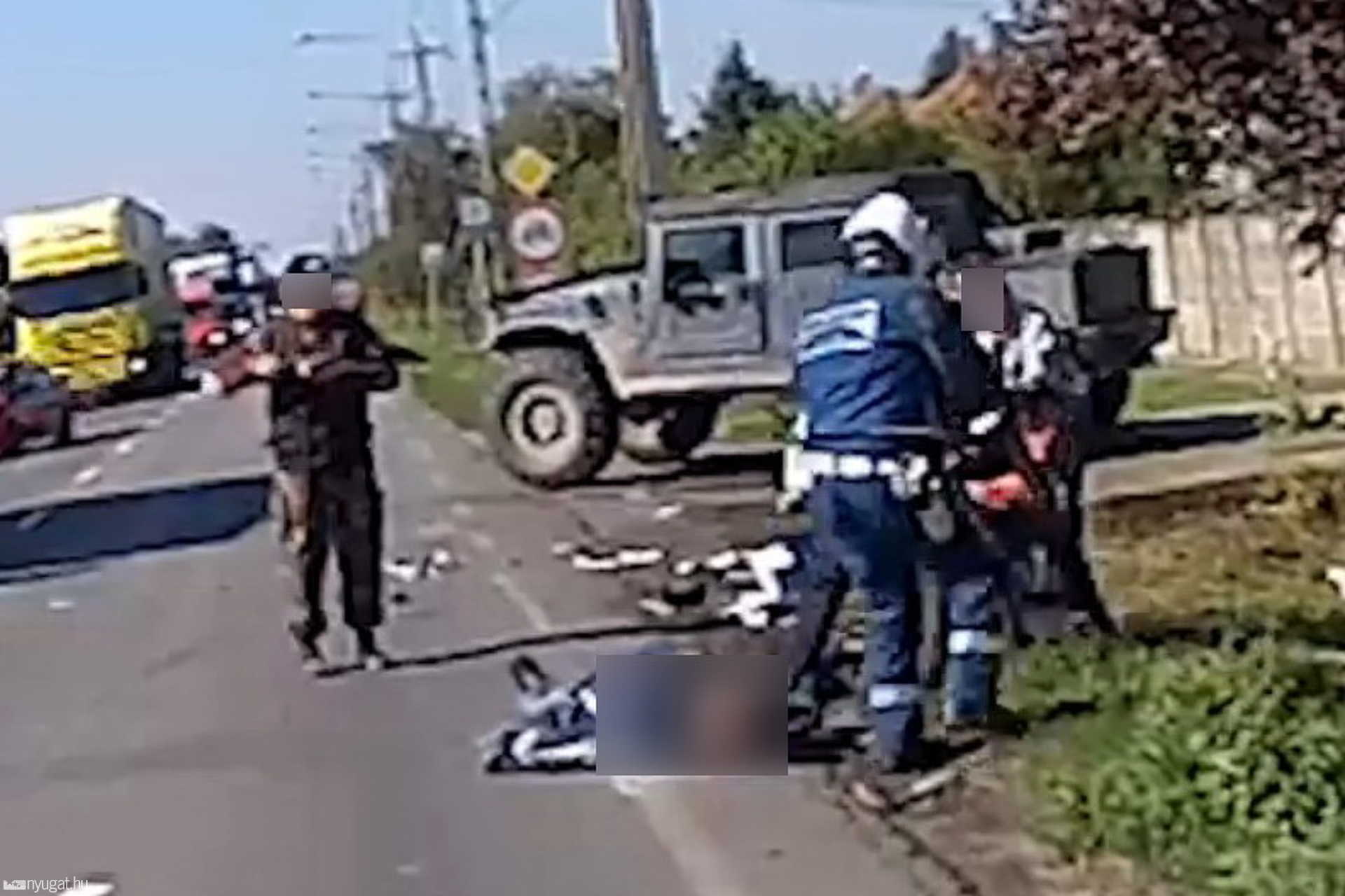 A sérült gázolót leteperik, a rendőr halálos sérüléssel fekszik az aszfalton