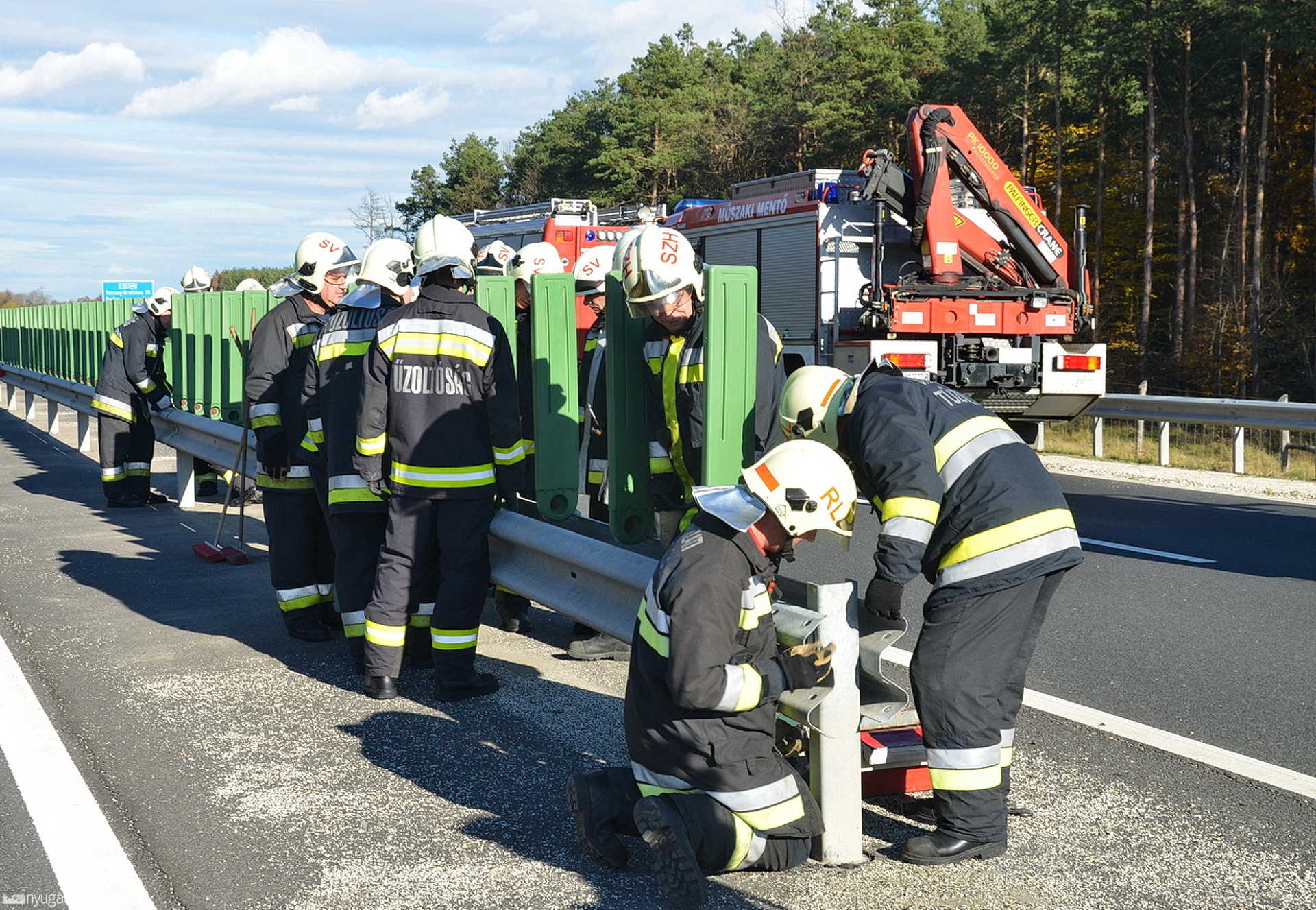 Tűzoltók bontották meg a 86-os főút szalagkorlátját