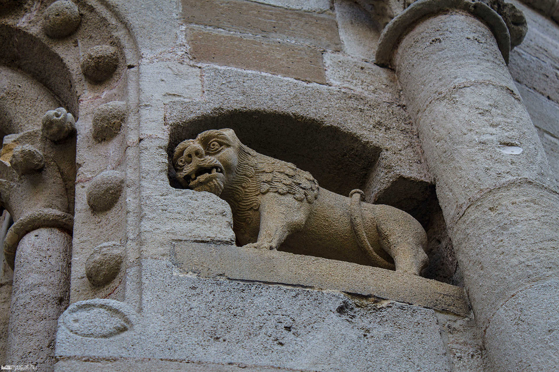 Ősz a jáki templomnál