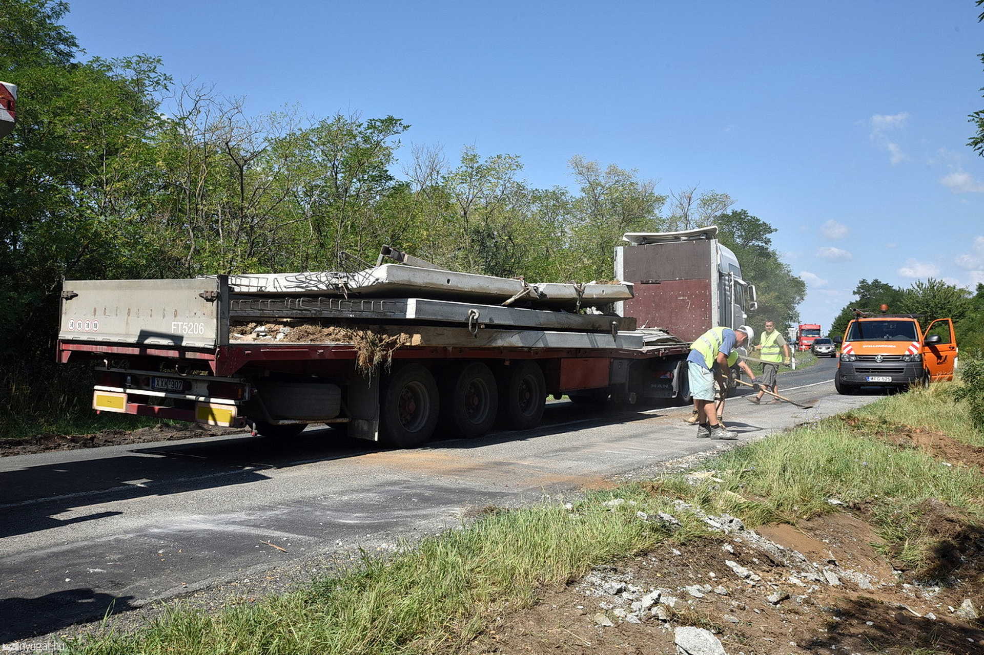 Betonlapok zuhantak a 87-esre Csempeszkopács közelében