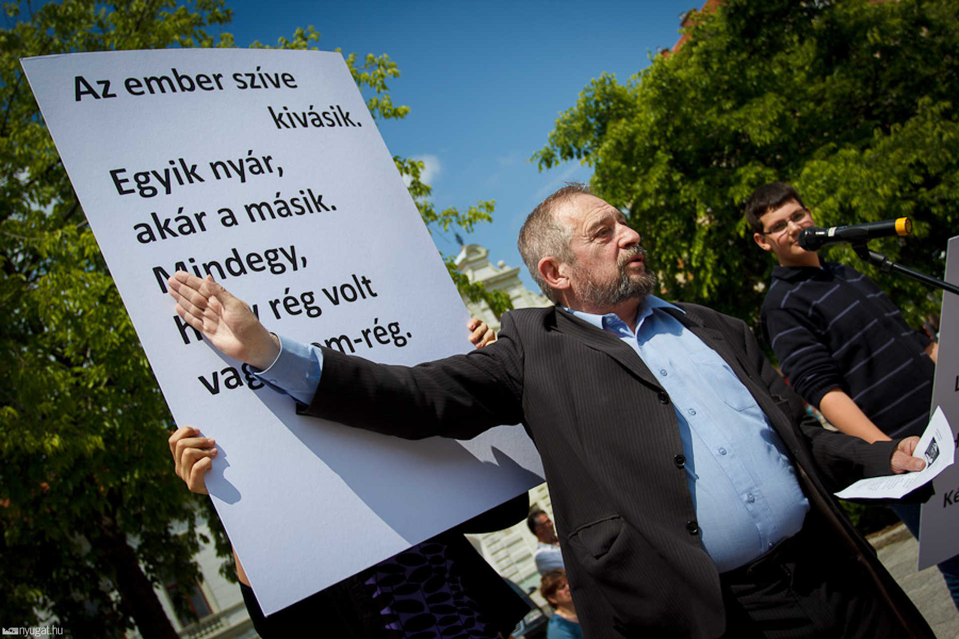 Nagy Versmondás a Fő téren