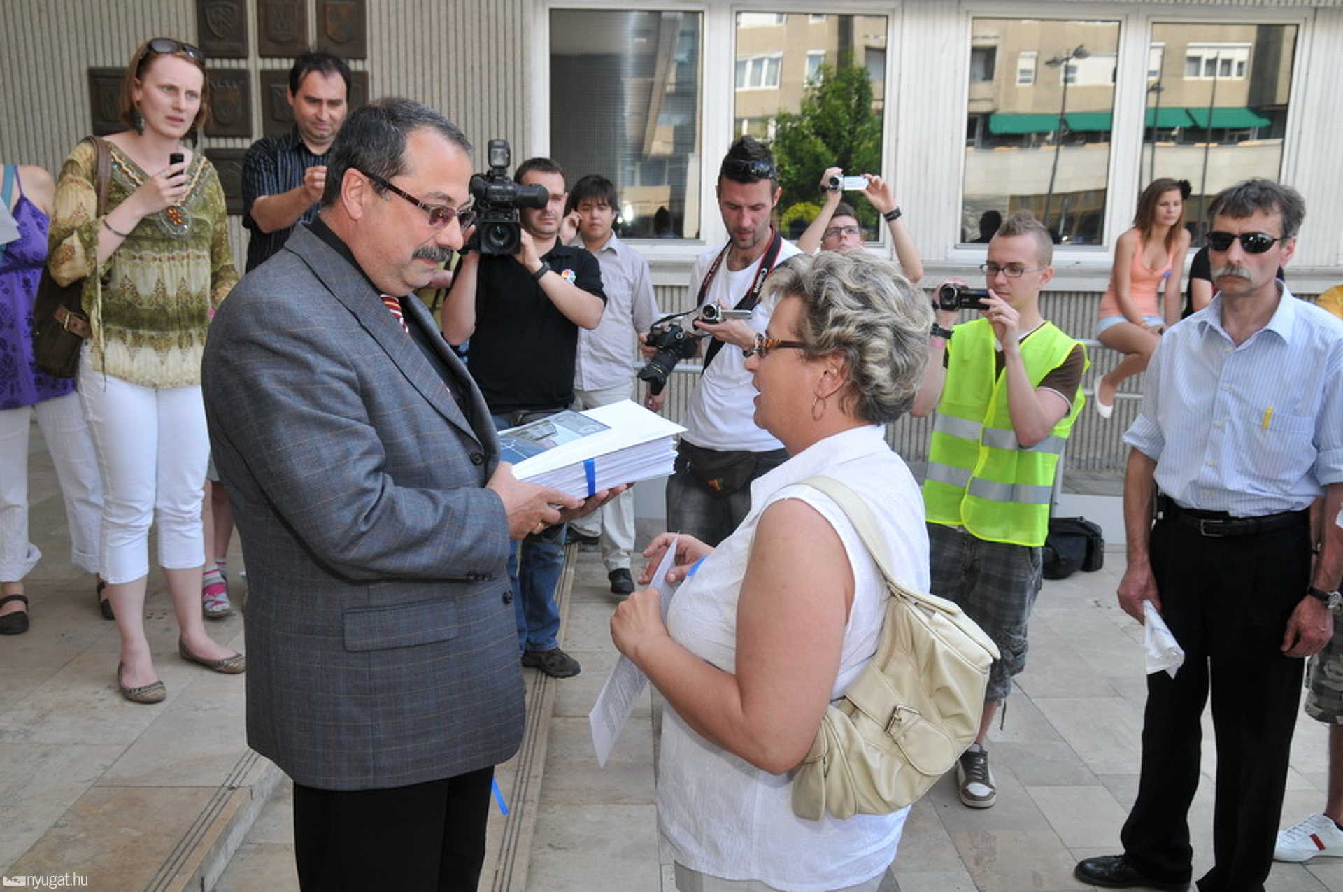 Gépiparis diákok demonstrációja Szombathelyen az iskola-összevonások ellen 