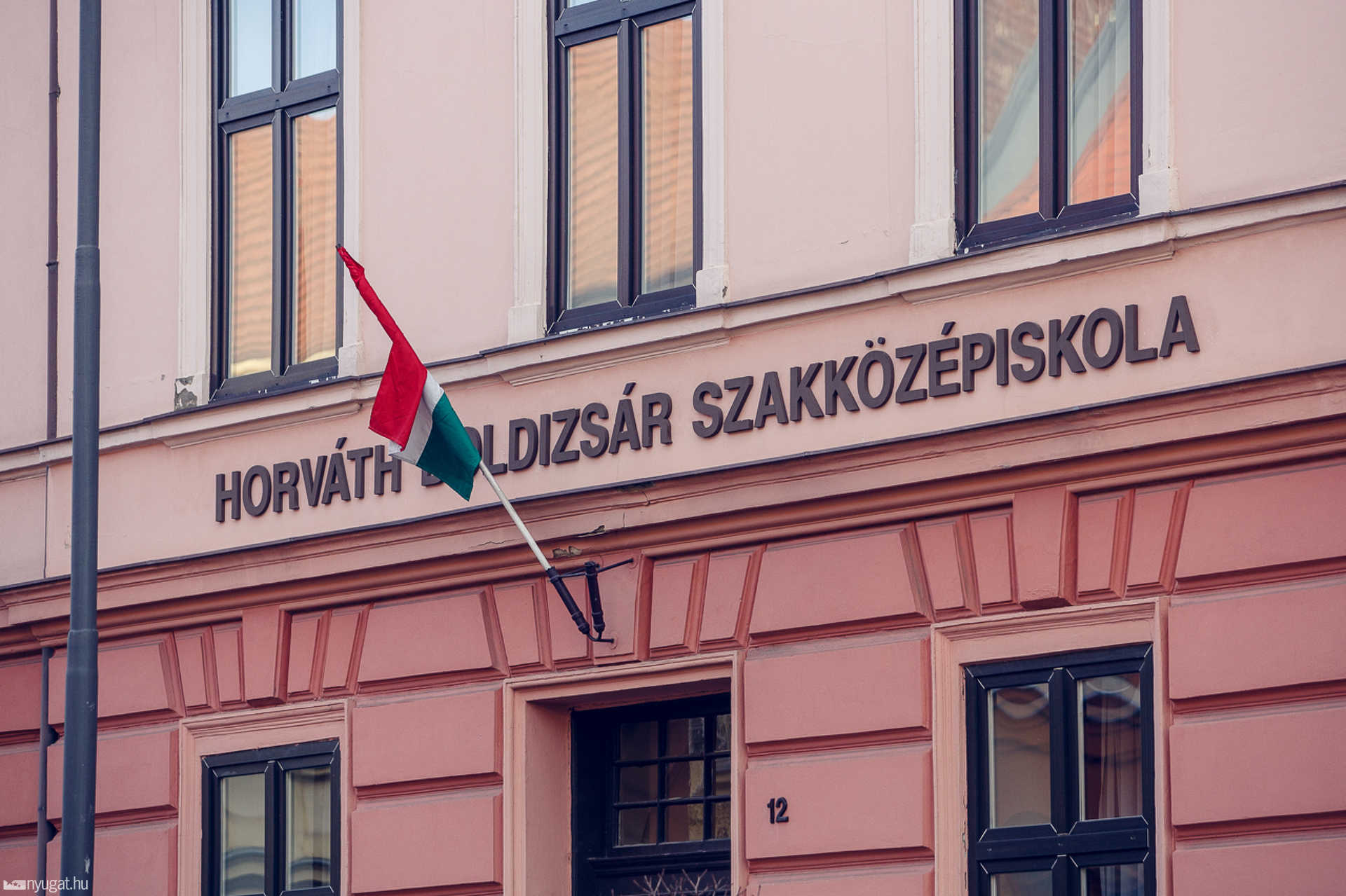 Zászlók a KDG, a Horváth Boldizsár és a Zrínyi iskolákon