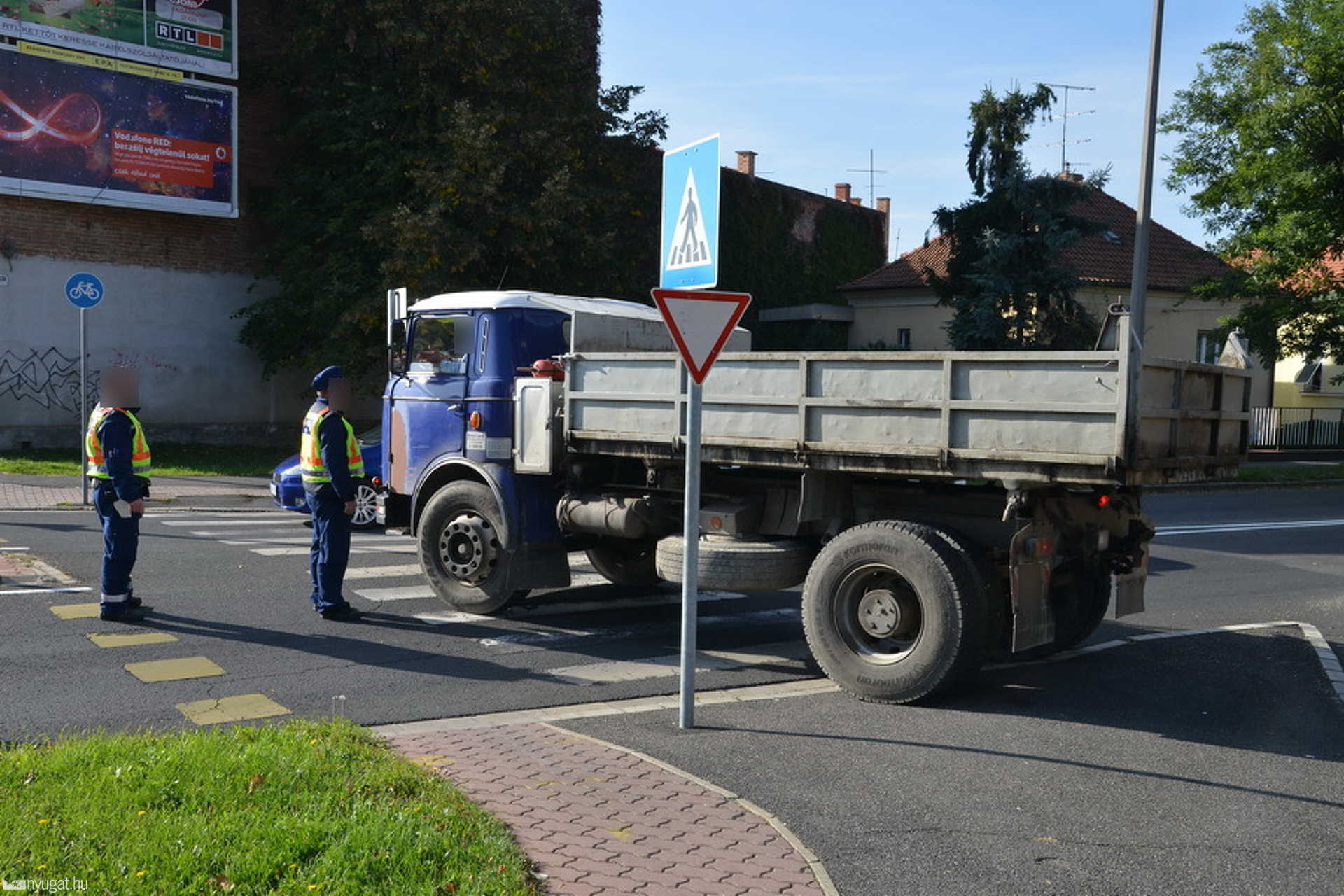 Körforgalomban ütötték el a motorost