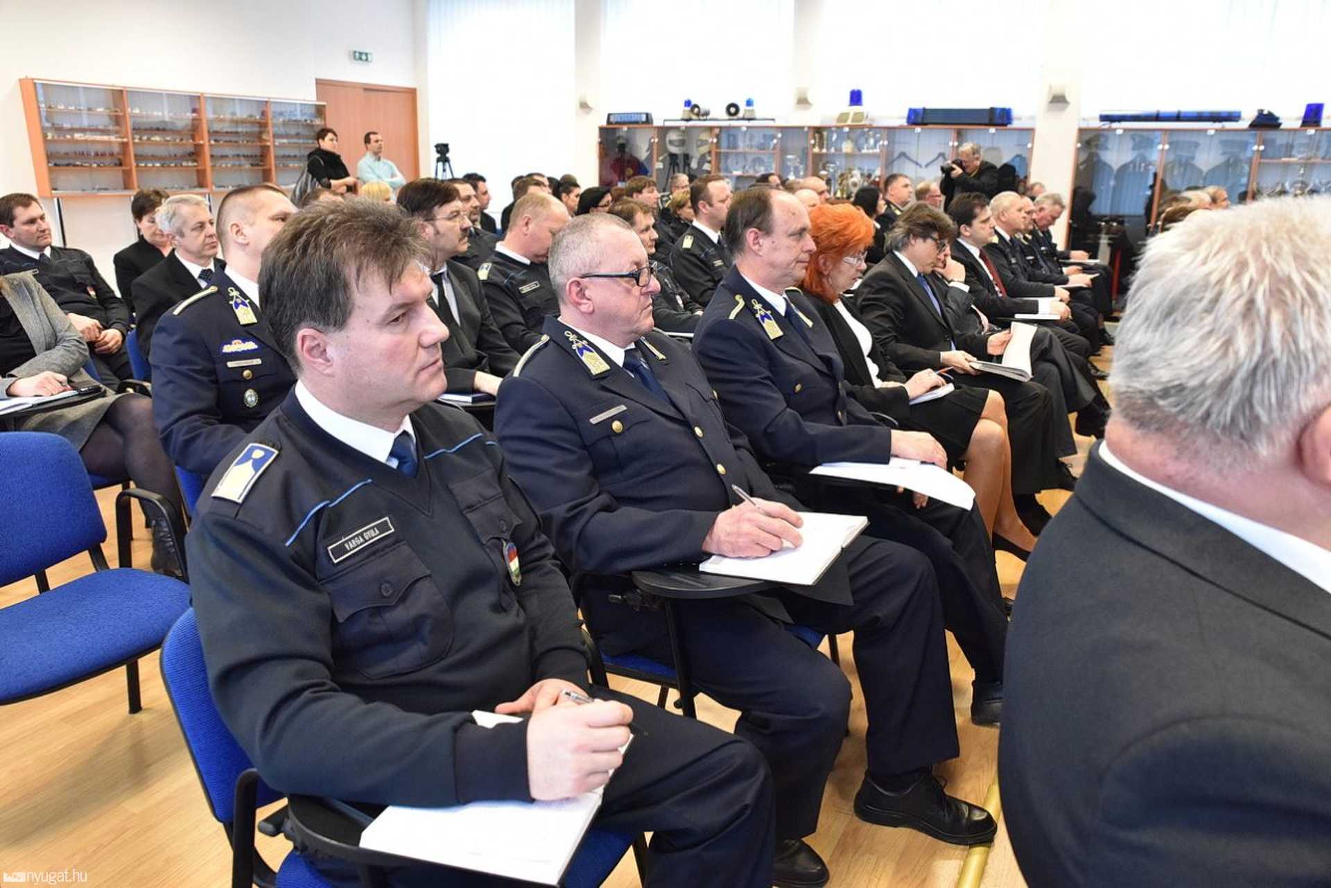Rendőröket jutalmaztak Szombathelyen