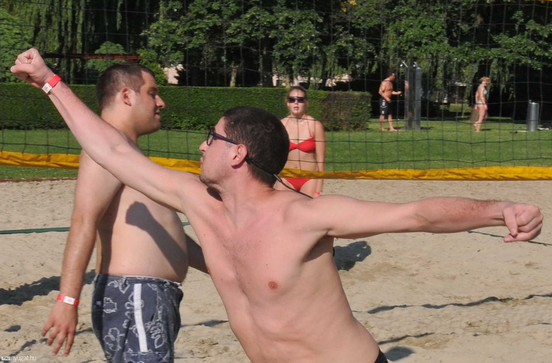 A látszat csal - nem bunyó, strandröplabda!