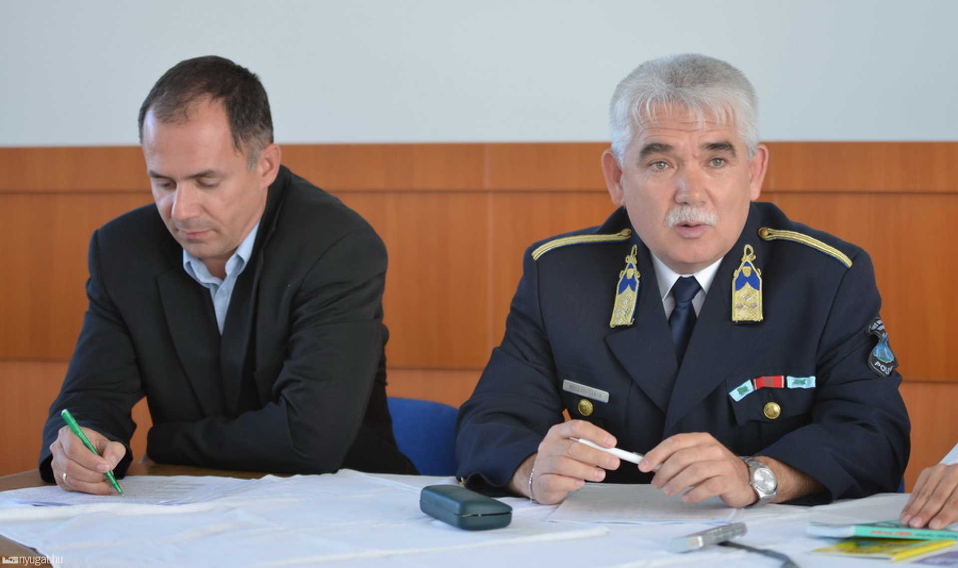 Hollósi Gábor ezredes (jobbra) és dr. Horváth András alezredes