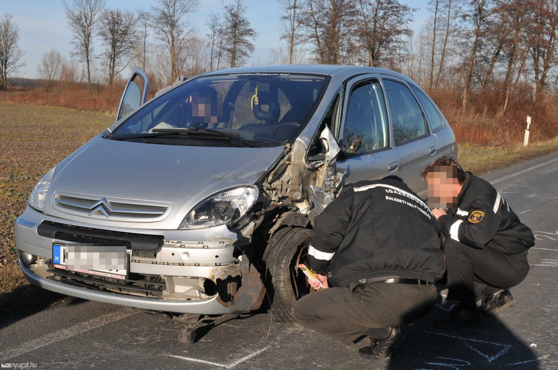 Rendőrautóval ütközött a Citroen Nemesbődnél