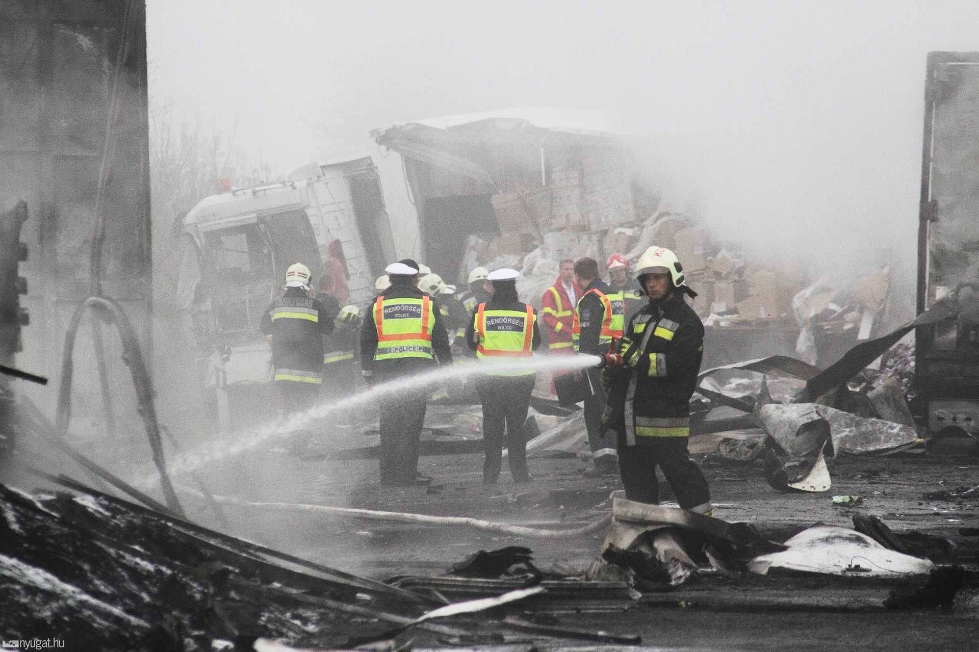Bennégett a sofőr a járműben, három kamion ütközött a 86-os úton