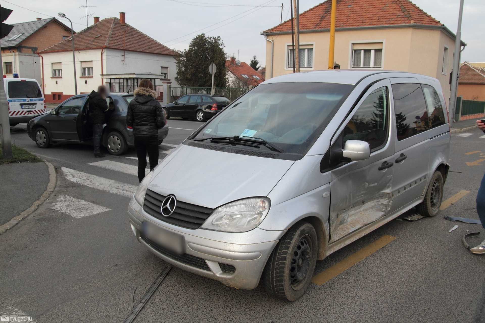 Két autó ütközött Szombathelyen