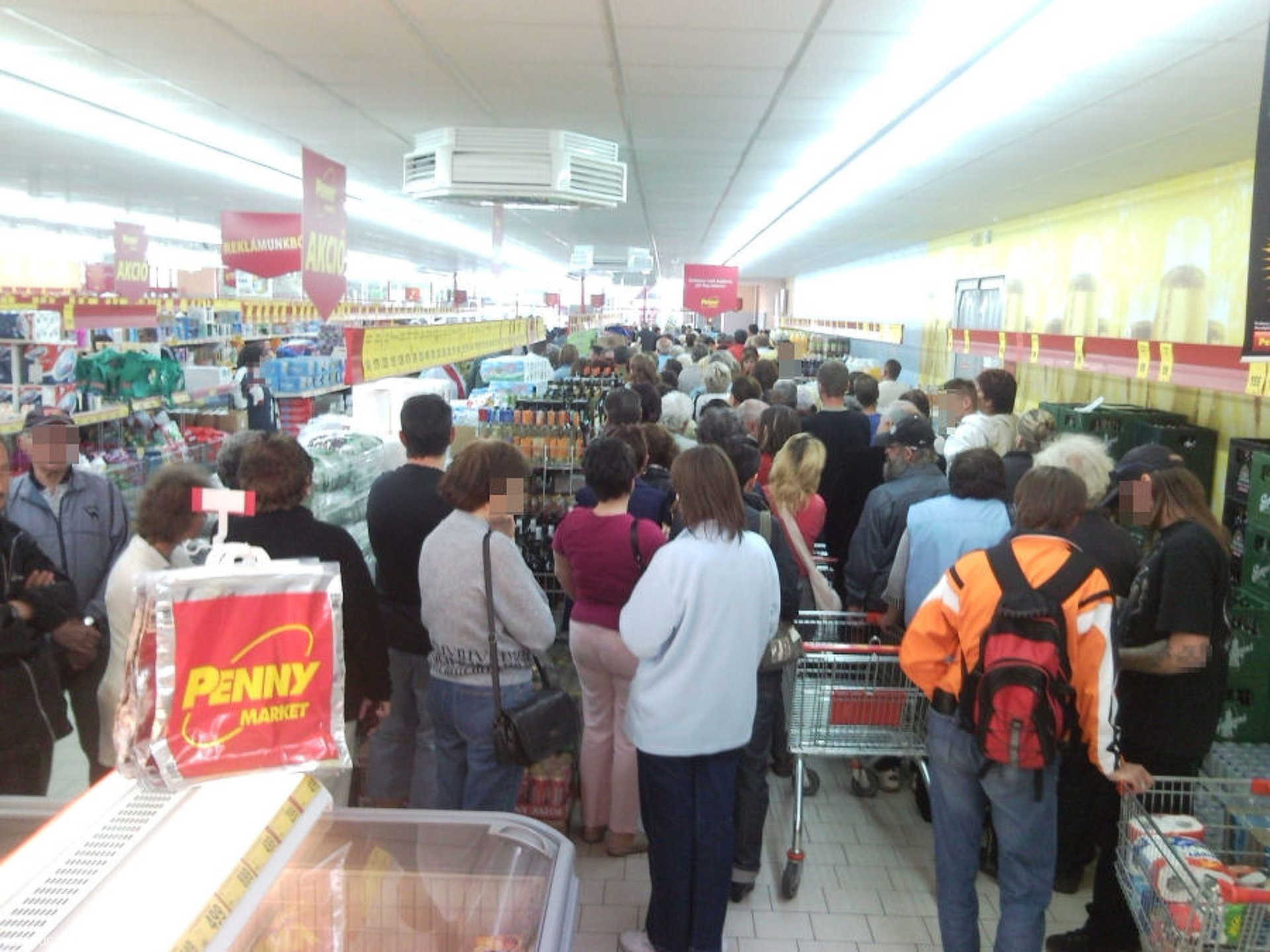 Roham az olcsó sajtért a szombathelyi Penny Marketben