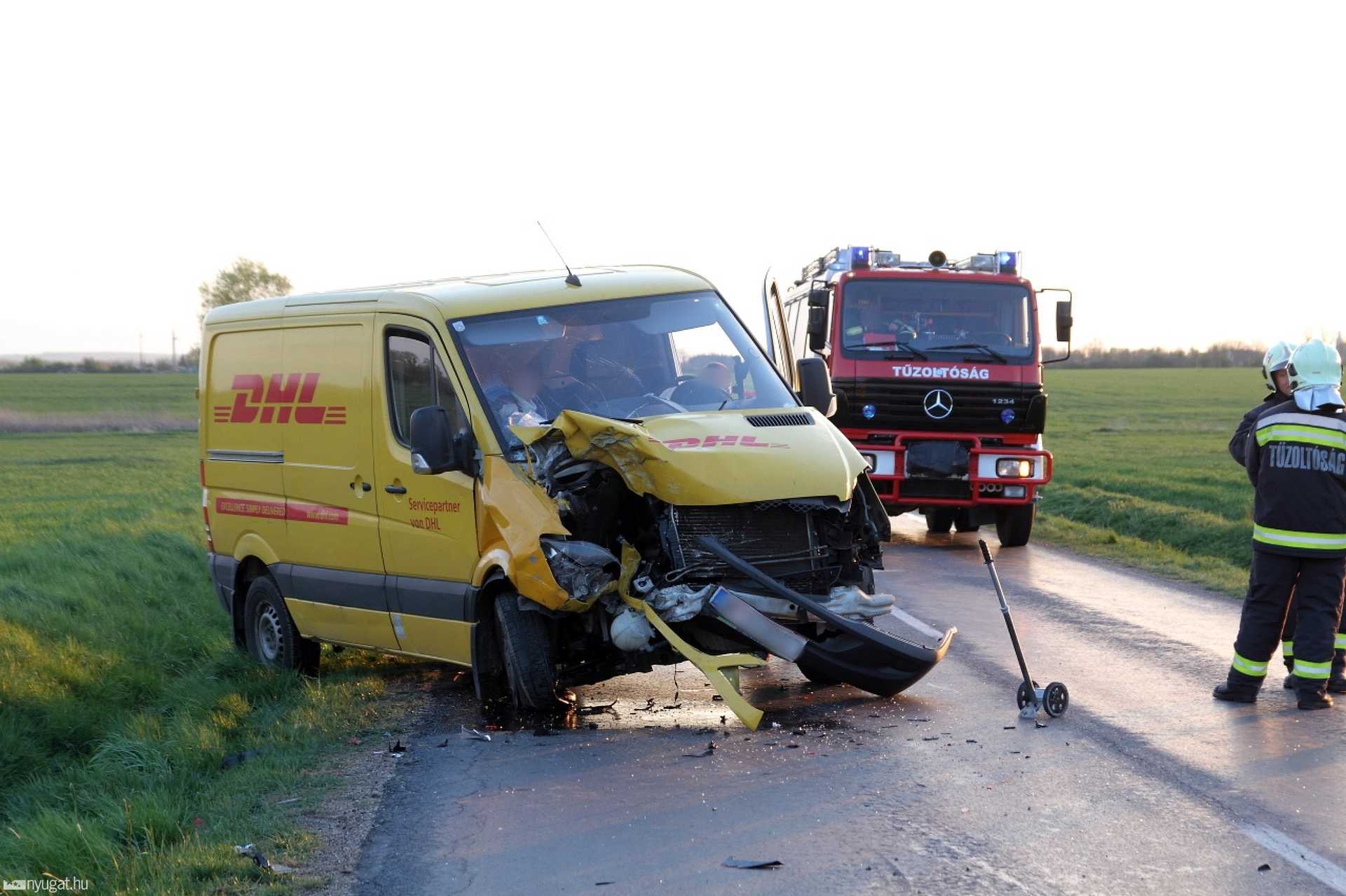 Súlyos baleset Söpténél, kisteherautó és személykocsi ütközött