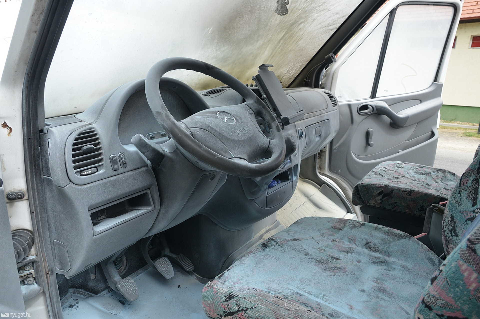 Kigyulladt egy mentő motortere Ikerváron