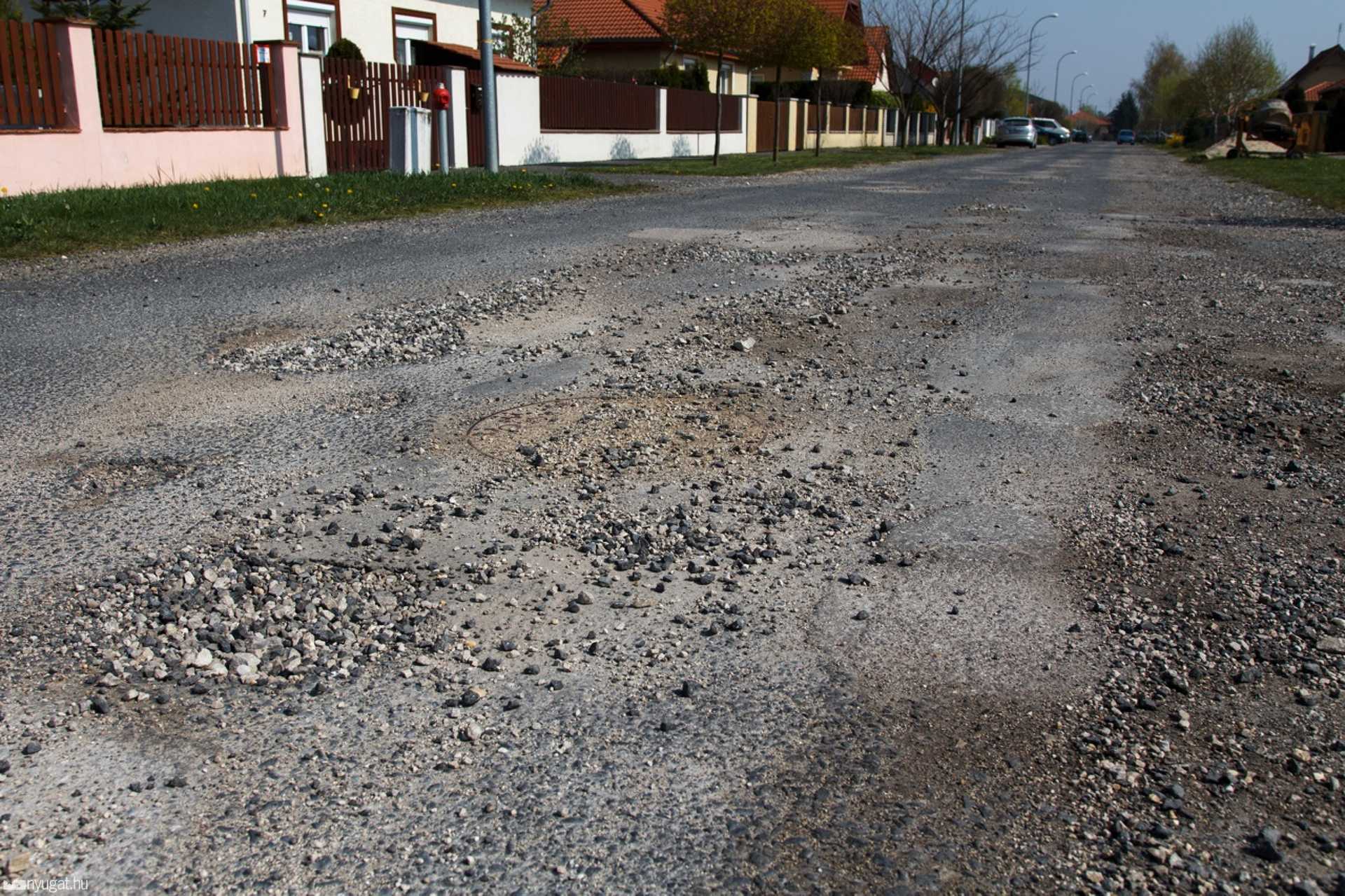 Kátyúk a zanati utcákban