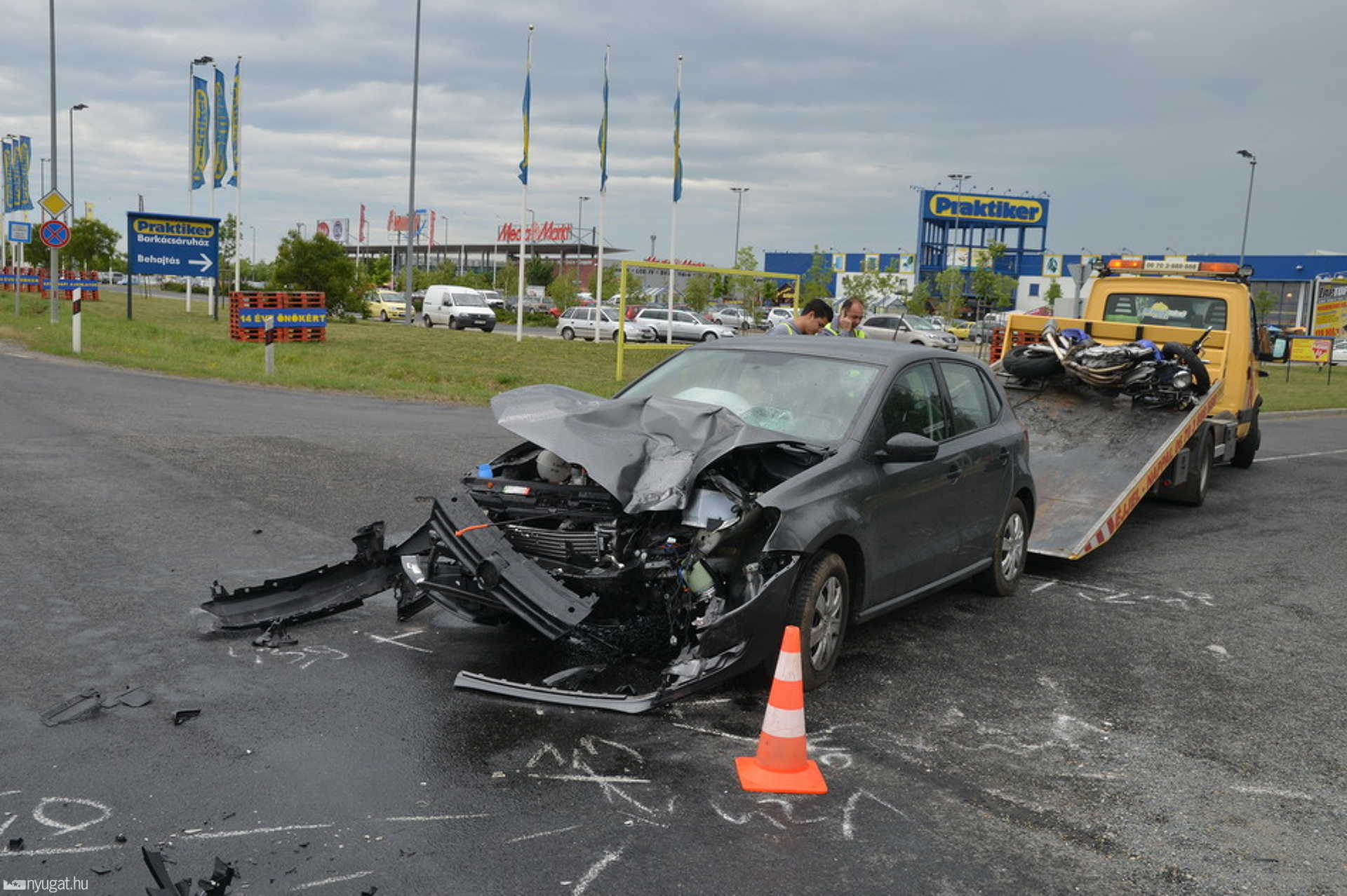 Motoros elé hajtott az autó Szombathely határában a 86-os főúton, a Tesco-nál