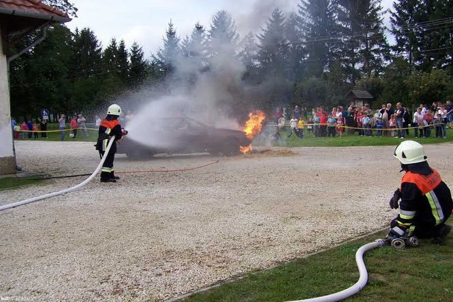 Látványos volt az égő kocsi eloltása