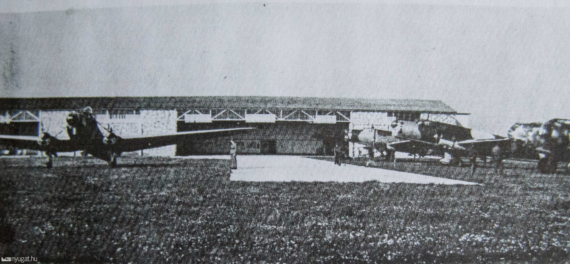 A "B" repülőtér nagy hangárja, baloldalt: FW-58, jobb oldalt: két darab Ju-86 és egy darab Ca-135