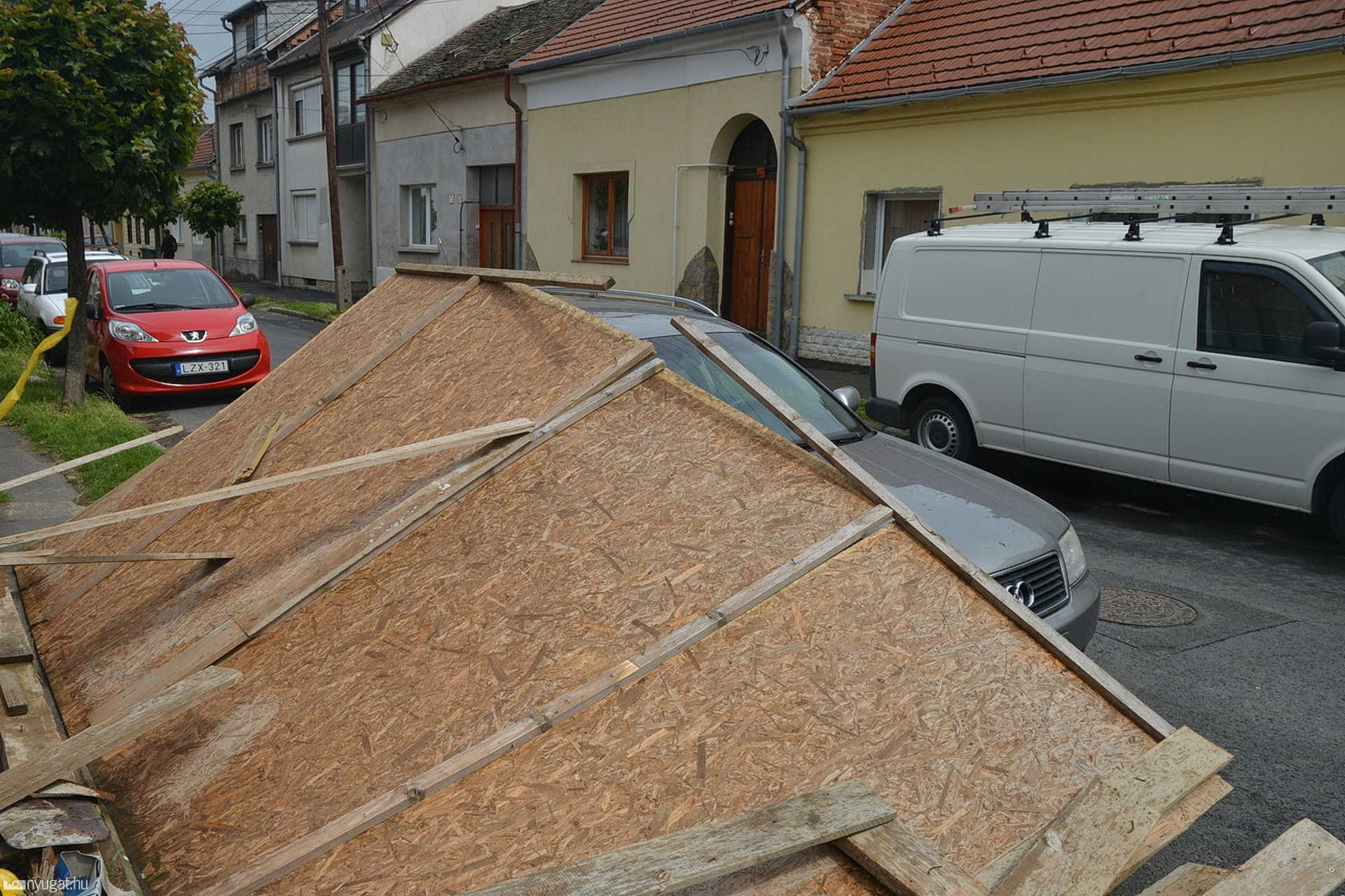 Kerítés dőlt egy Audira Szombathelyen