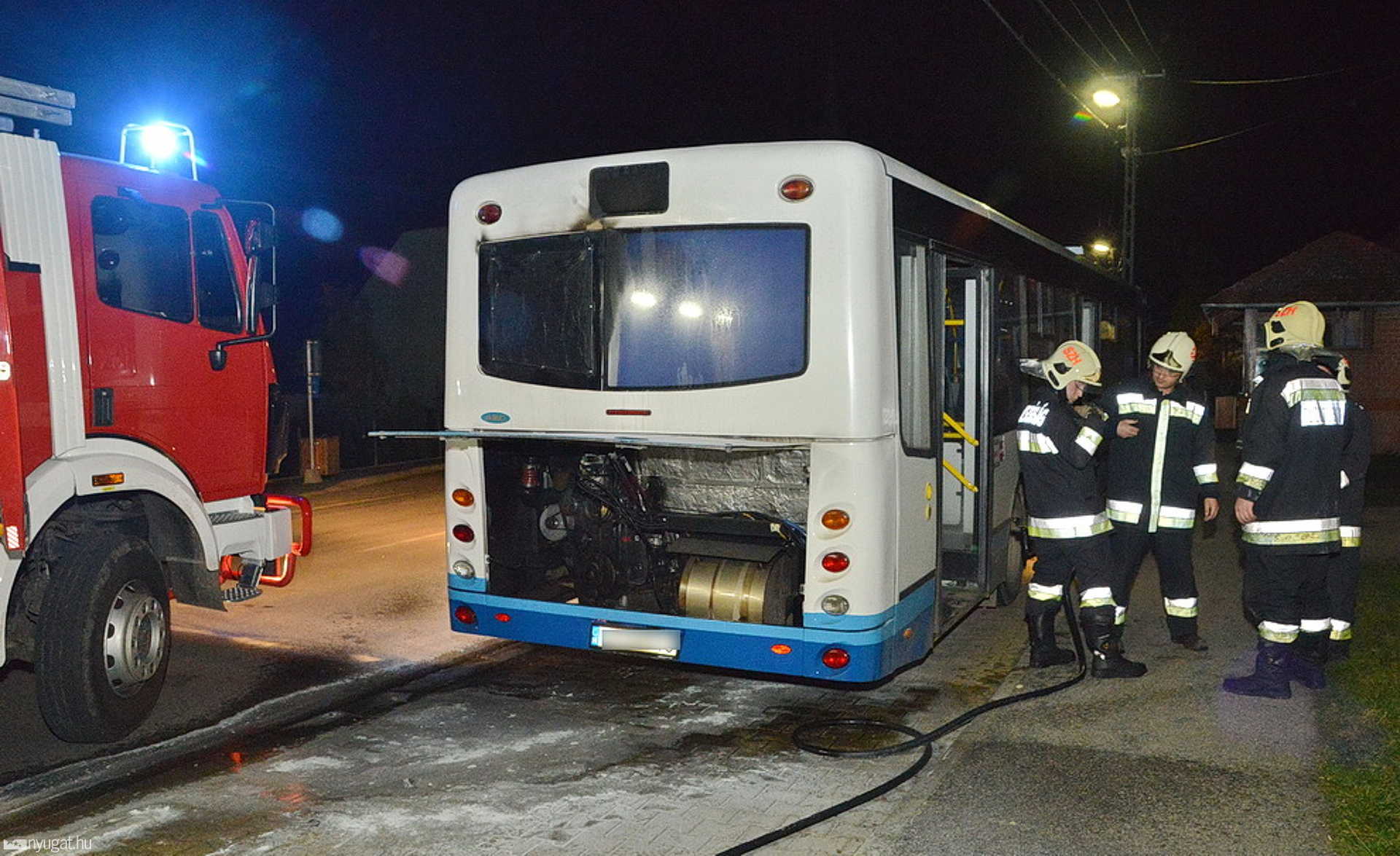 Kigyulladt egy busz motortere Kisunyomnál