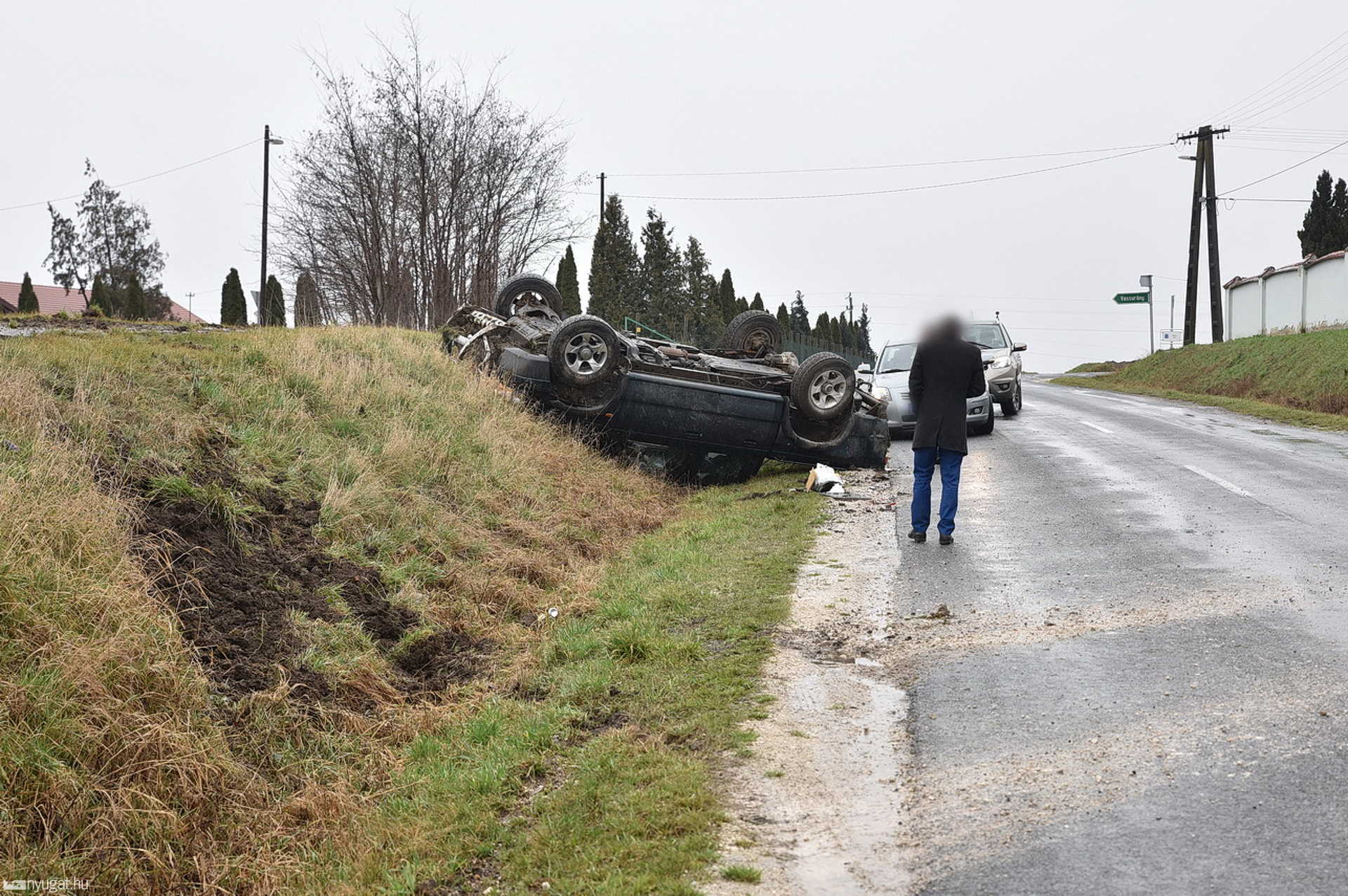 Felborult az árokfalnak ütköző pick-up Salköveskút közelében