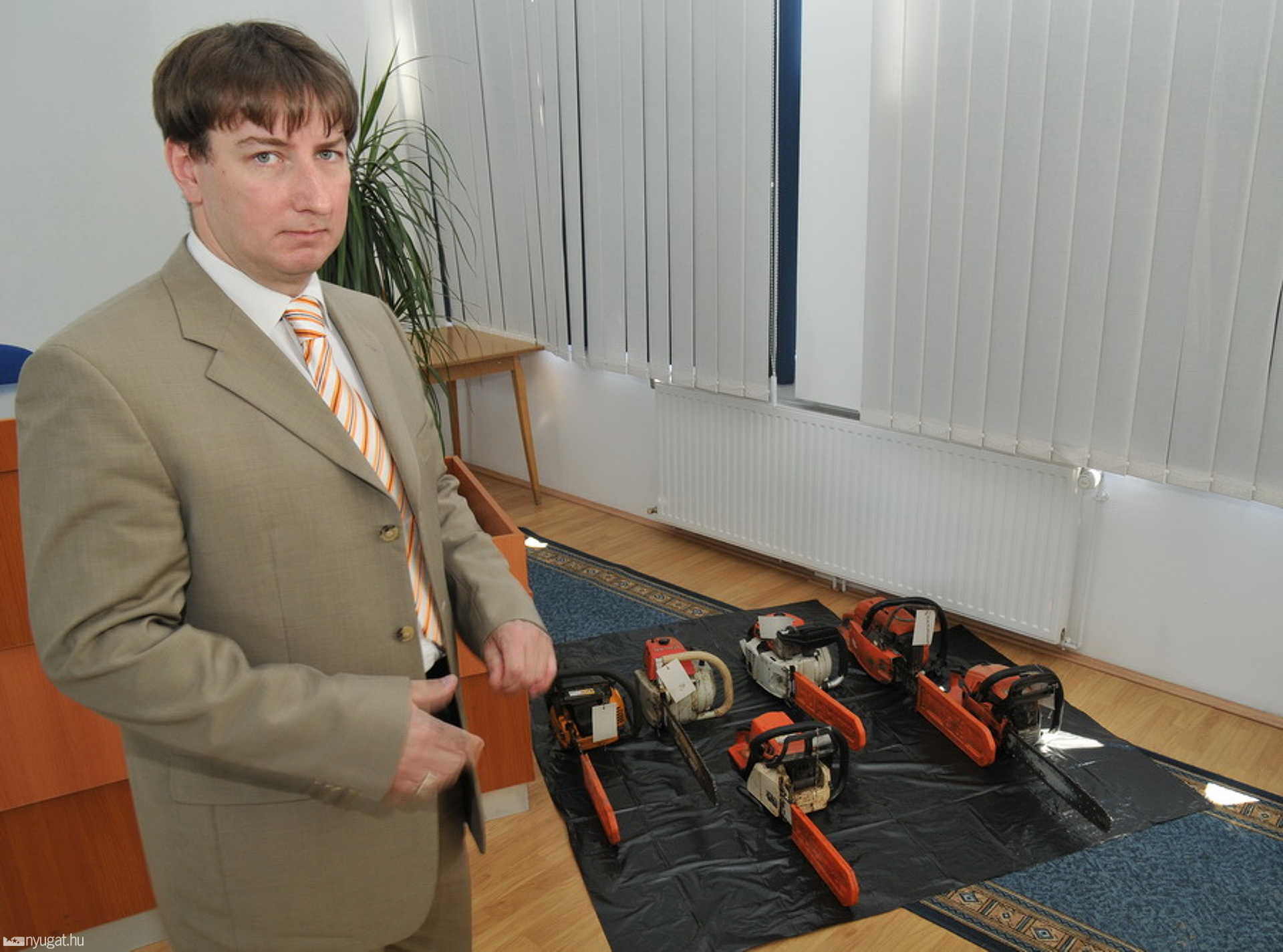 Kovács József a lefoglalt láncfűrészekkel