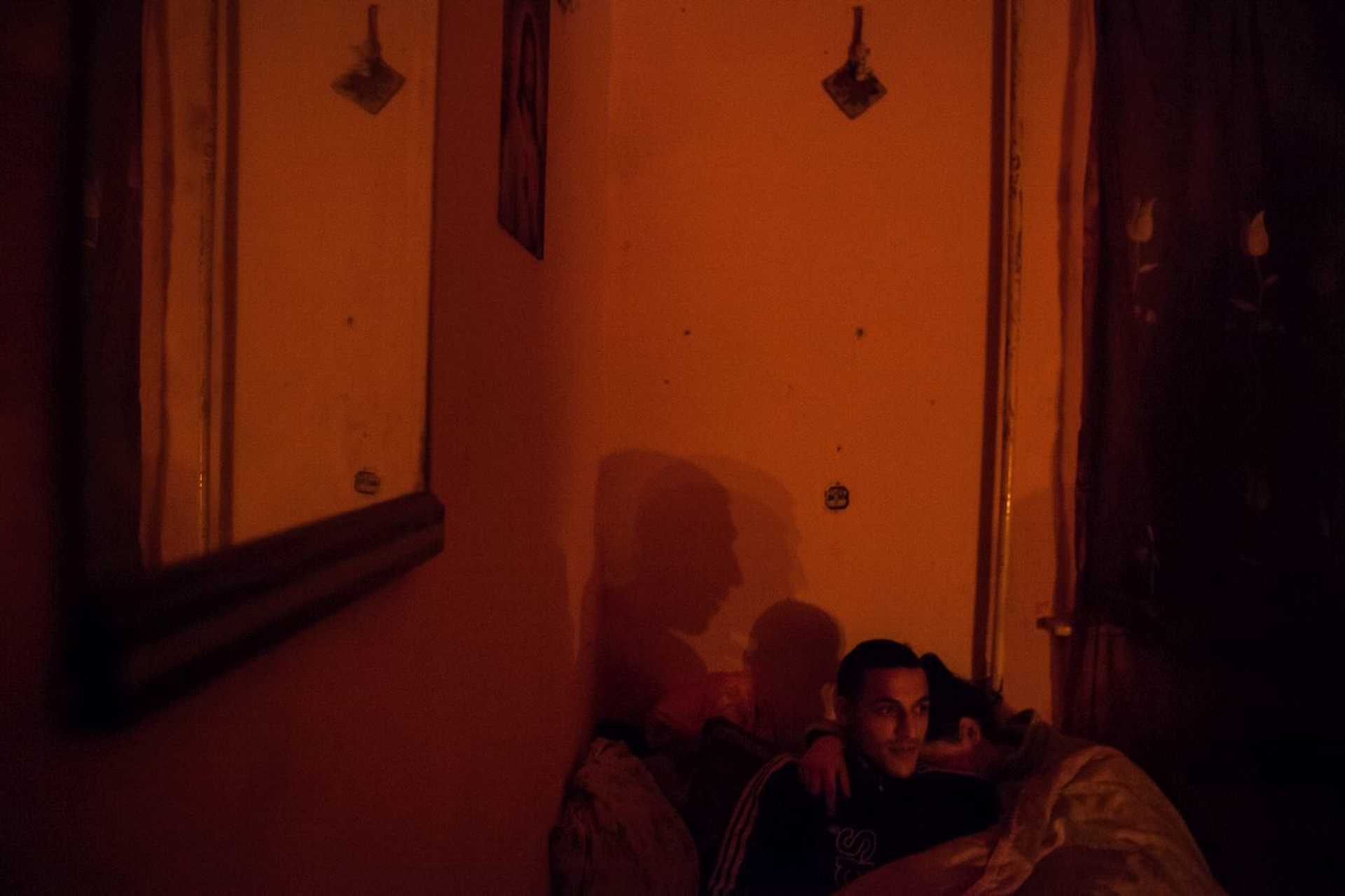 Terike egyik nagyobbik fia, Tamás és párja a szoba egyik sarkában várja, hogy elcsendesedjenek a kisebbek is