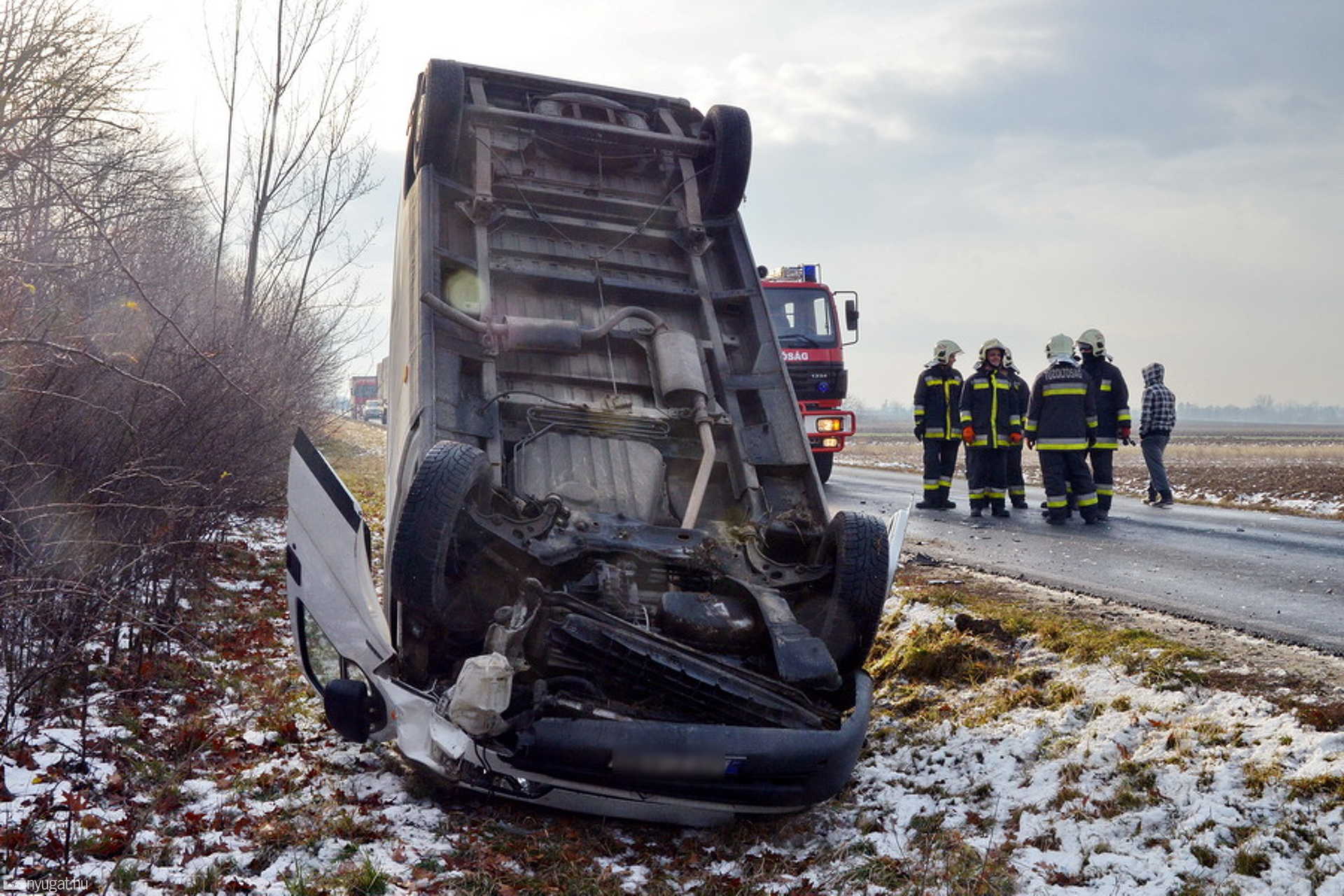 Felborult az áruszállító az ütközés után a 87-es főúton
