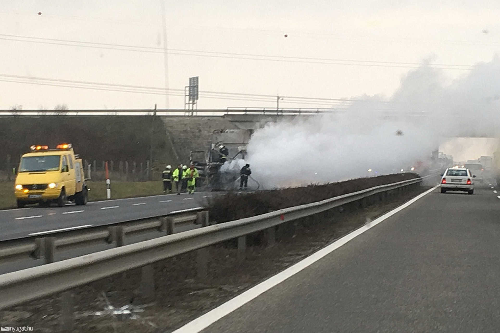 Kamion oltása az M1 autópályán