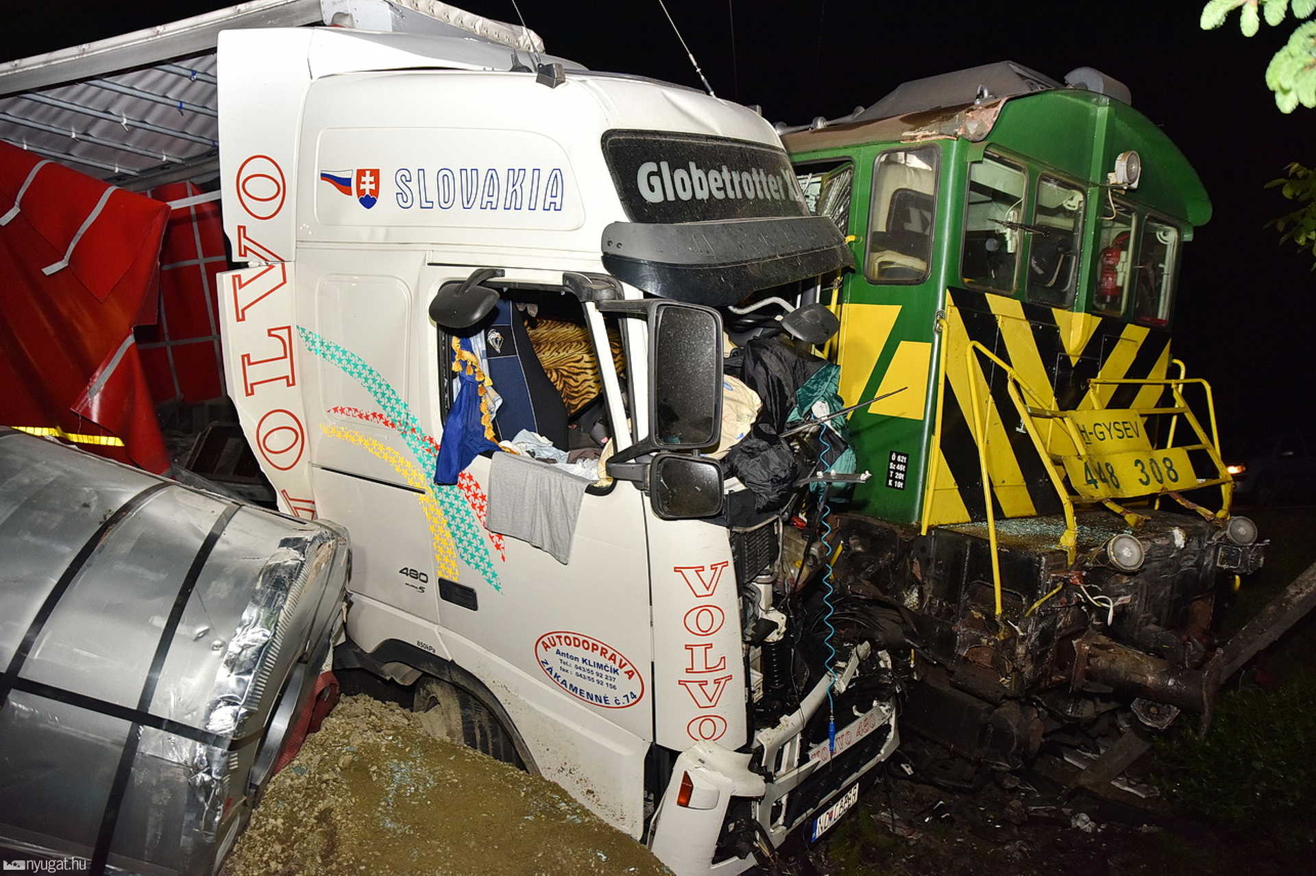 Kisiklott a szlovák kamionnal ütköző mozdony Szombathelynél