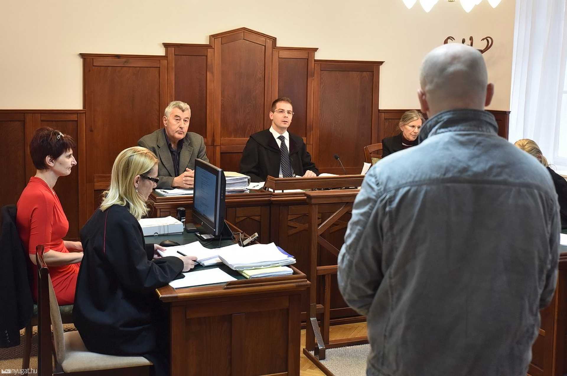 A kenyeres autót elrabló férfit vezetik a tárgyalásra