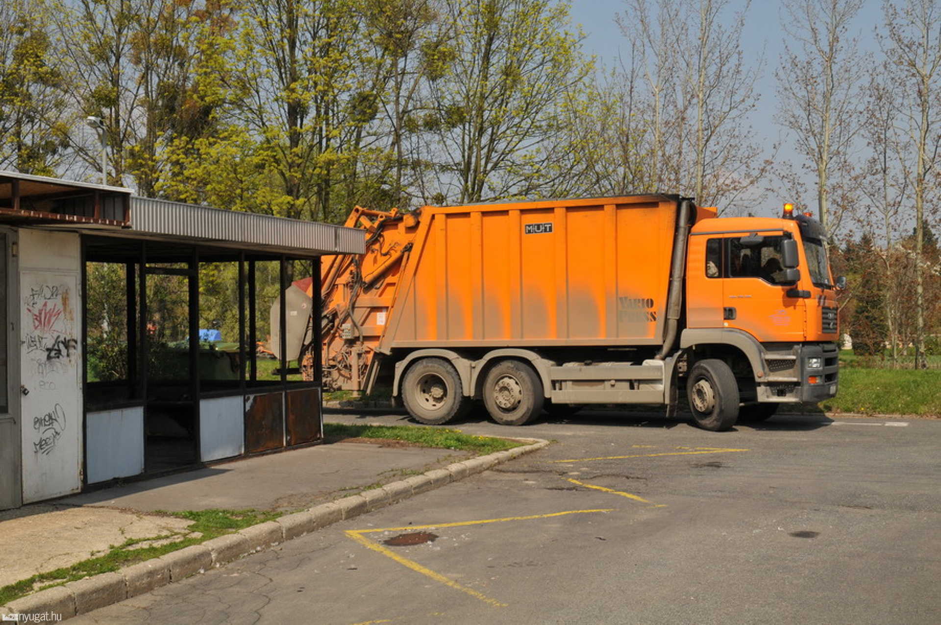 Kiégett a hajléktalanok által használt buszváró