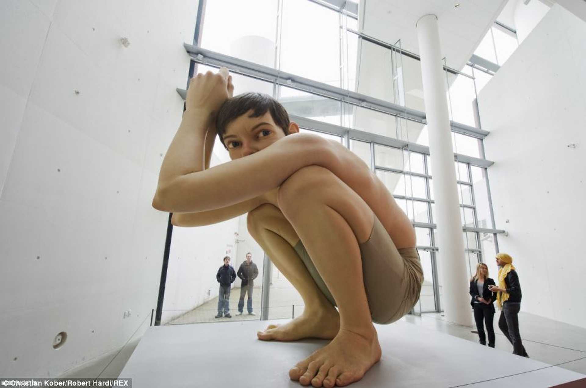 Ron Mueck hiperrealista szobrai