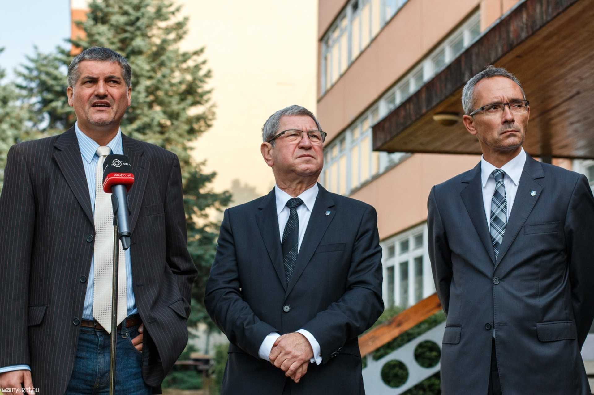 Jakab Bálint, Puskás Tivadar, Lendvai Ferenc - Sajtótájékoztató a Szent-Györgyi Albert középiskolánál