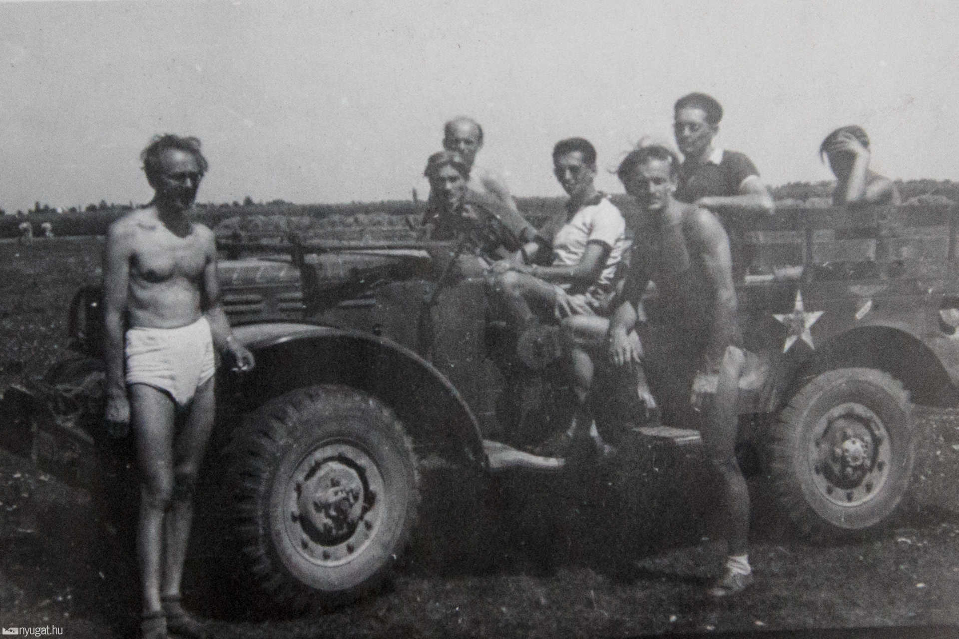 Az örökölt Dodge Weapon előtt Németh Sándor, reptérparancsnok