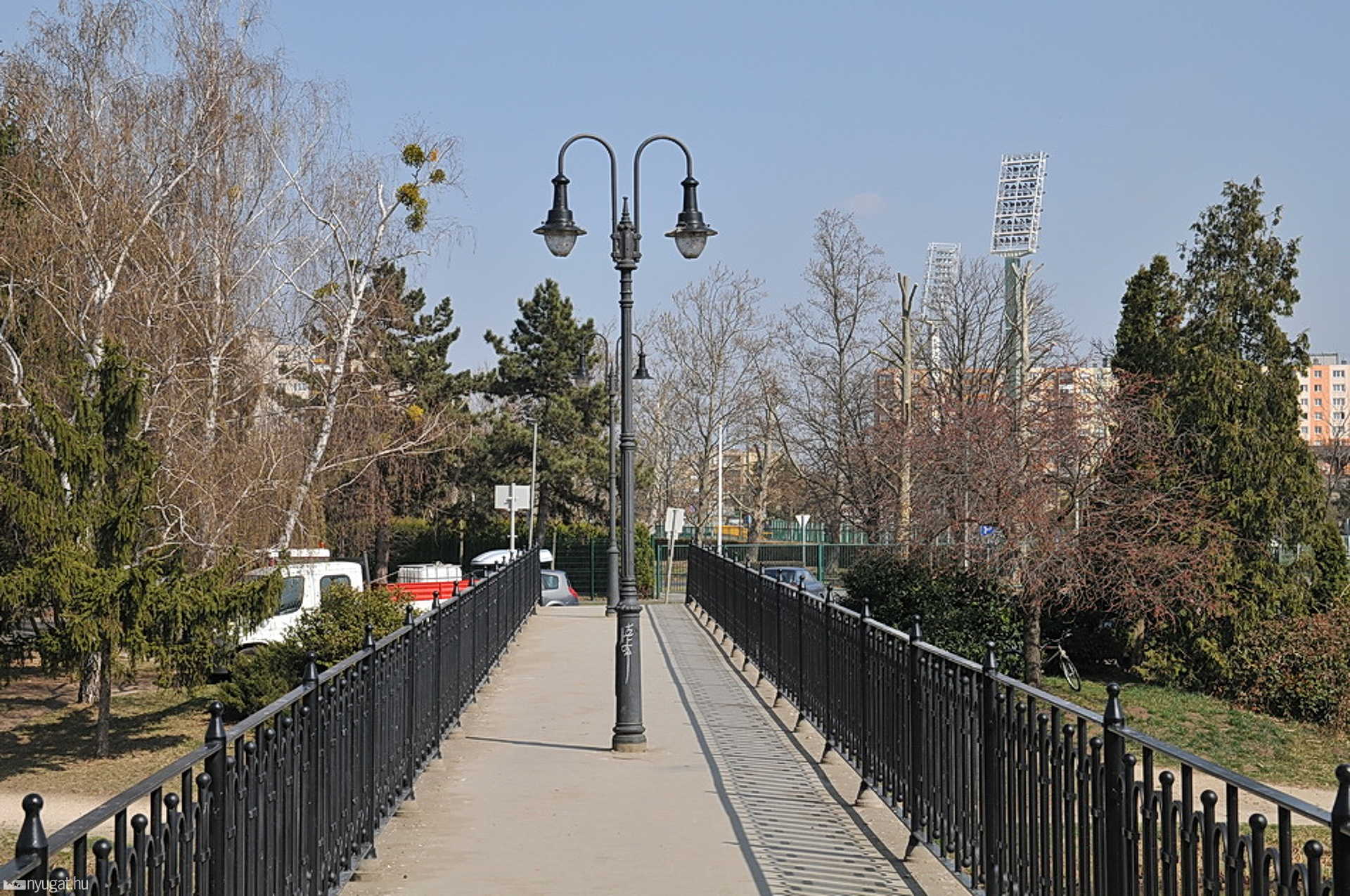 A Csónakázó tó szigetét takarítja a SZOM-PARK Szombathelyen