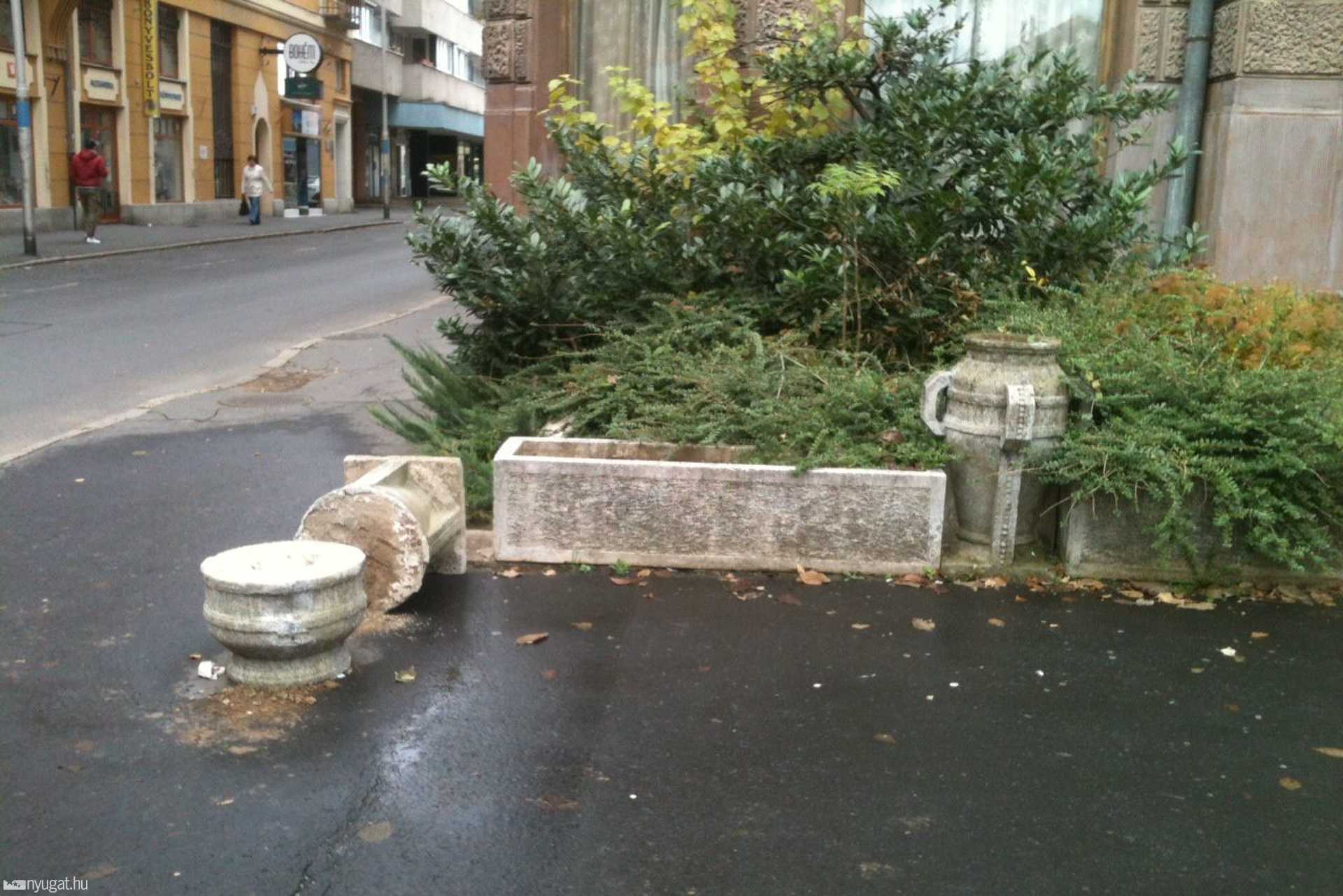 Ledöntötték a virágtartót a Savaria Hotelnél