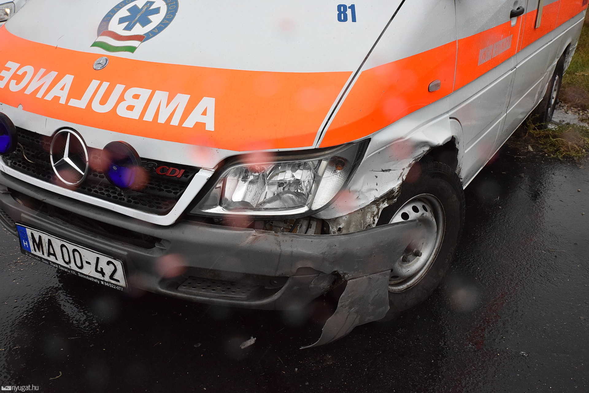 Szirénázó mentő elé sodródott egy Suzuki Szombathely határában