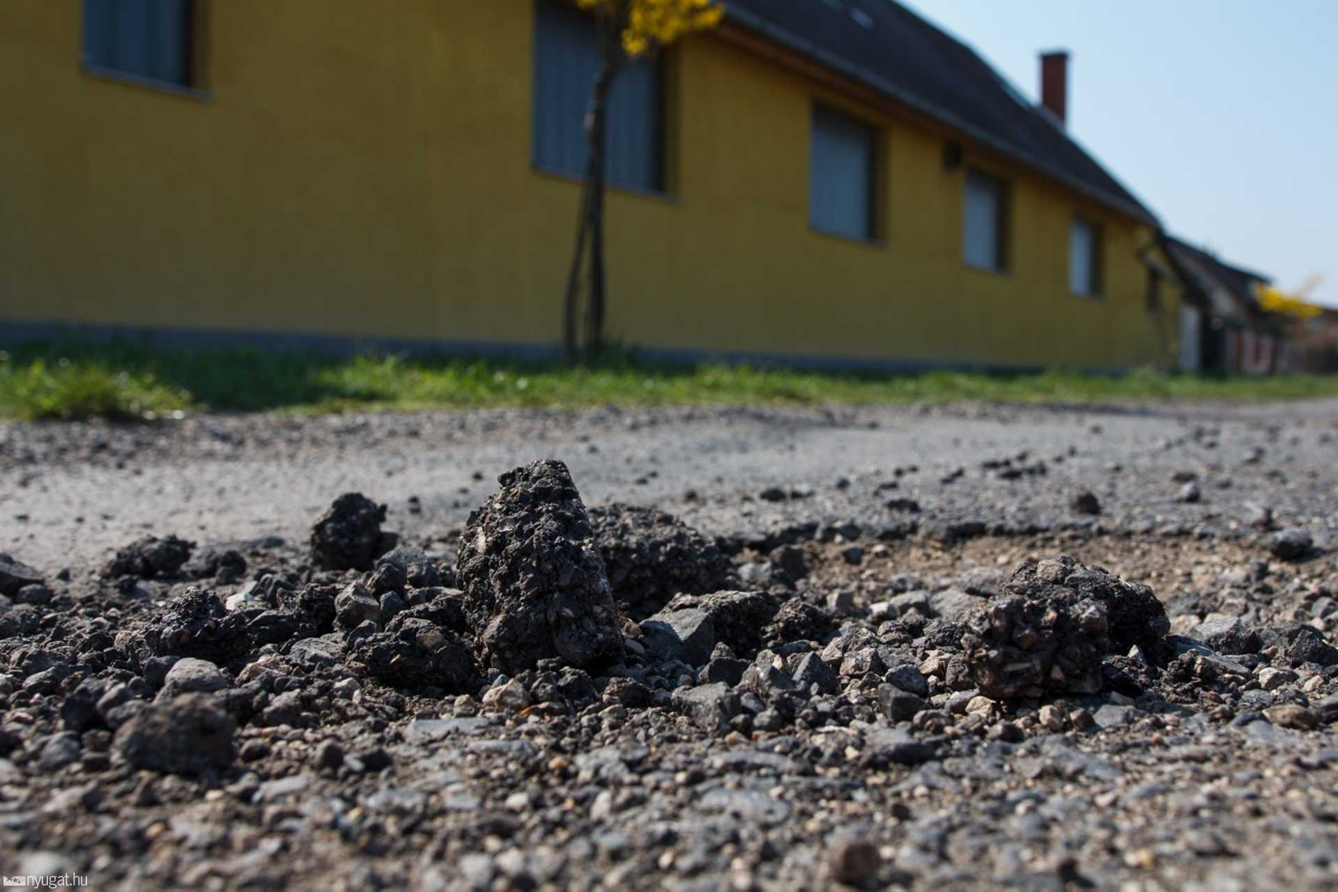 Kátyúk a zanati utcákban