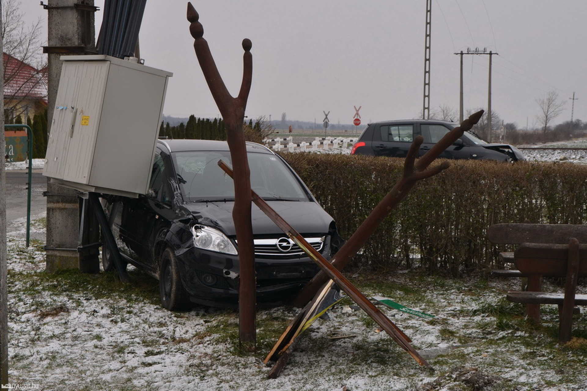 Ráfutásos baleset Lukácsházán - oszlop mellé csapódott az Opel