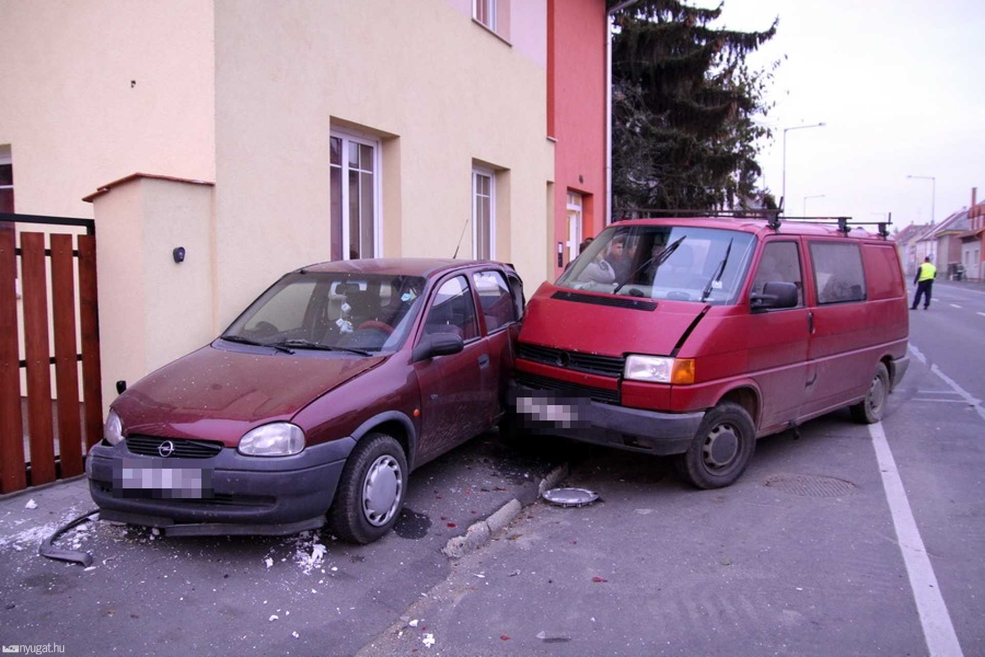 Ittas transporteres hajtott egy parkoló autónak