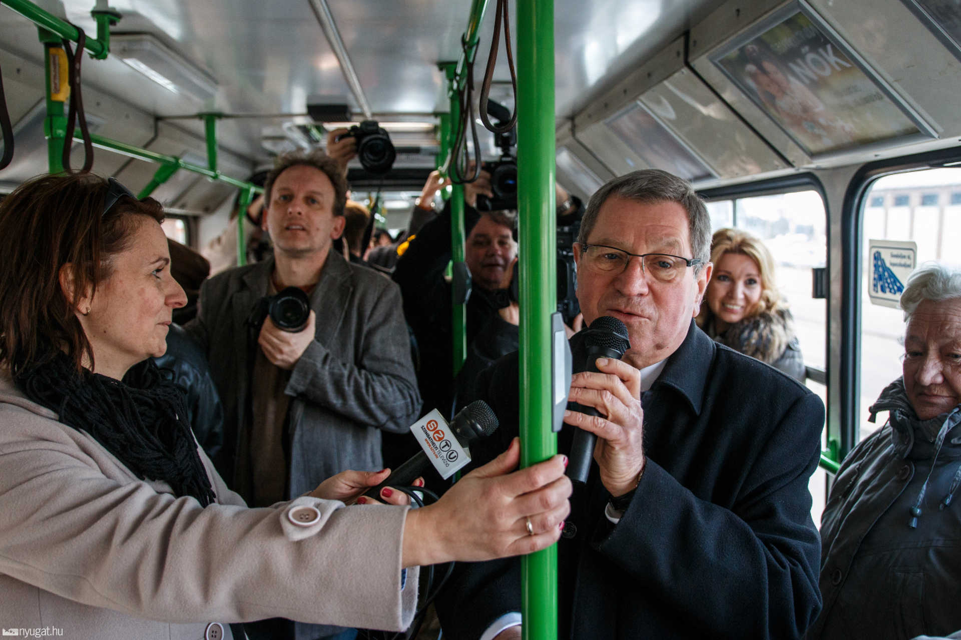 Szombathelyi Nők fotókiállítás a 30Y buszon