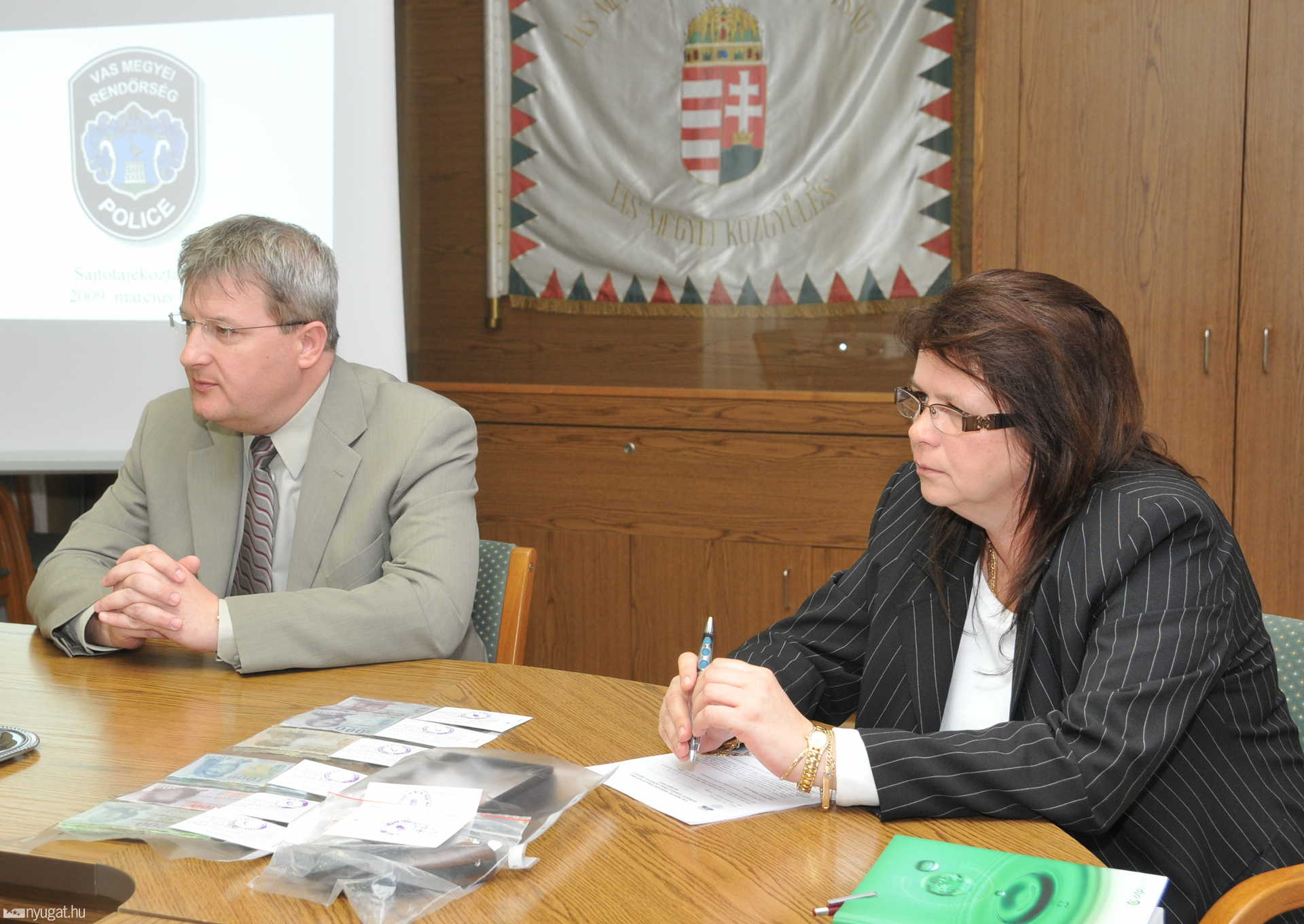 Dr. Halmosi Zsolt megyei főkapitány és dr. Palkó Andrea bűnügyi osztályvezető a sajtótájékoztatón
