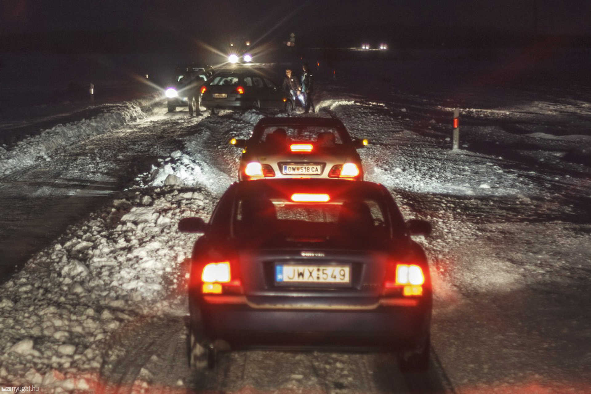Elakadt autók a hóban