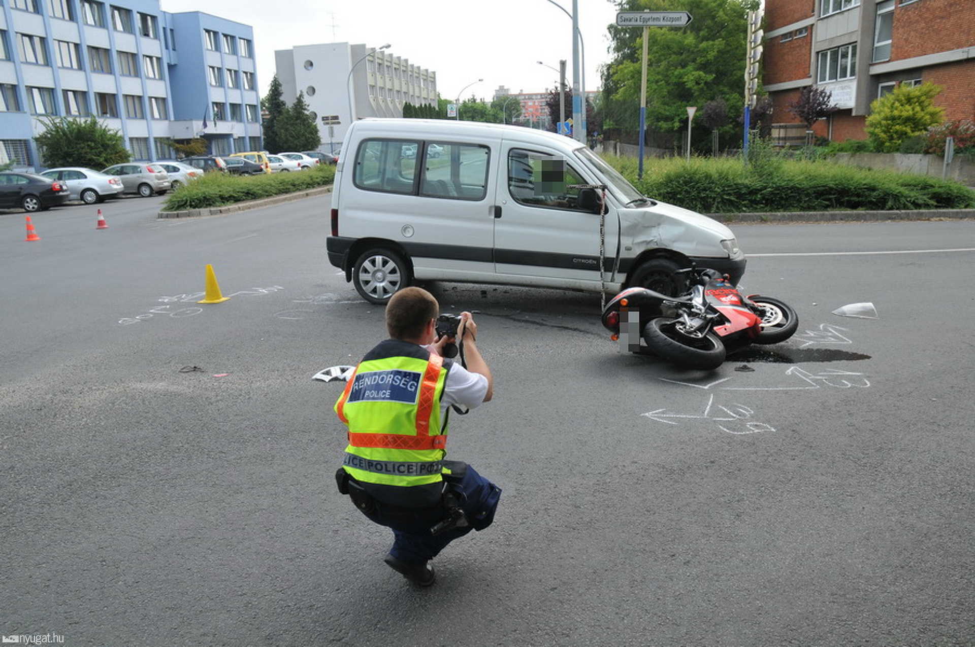 A rendőrség előtt ütközött a személyautó a motorral