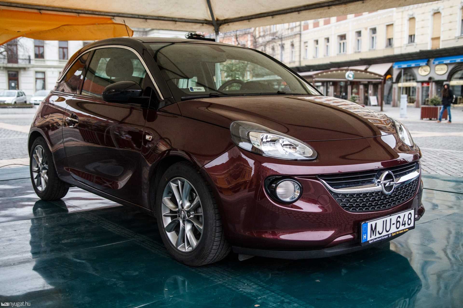 Intelligens autó a Fő téren - Opel Adam