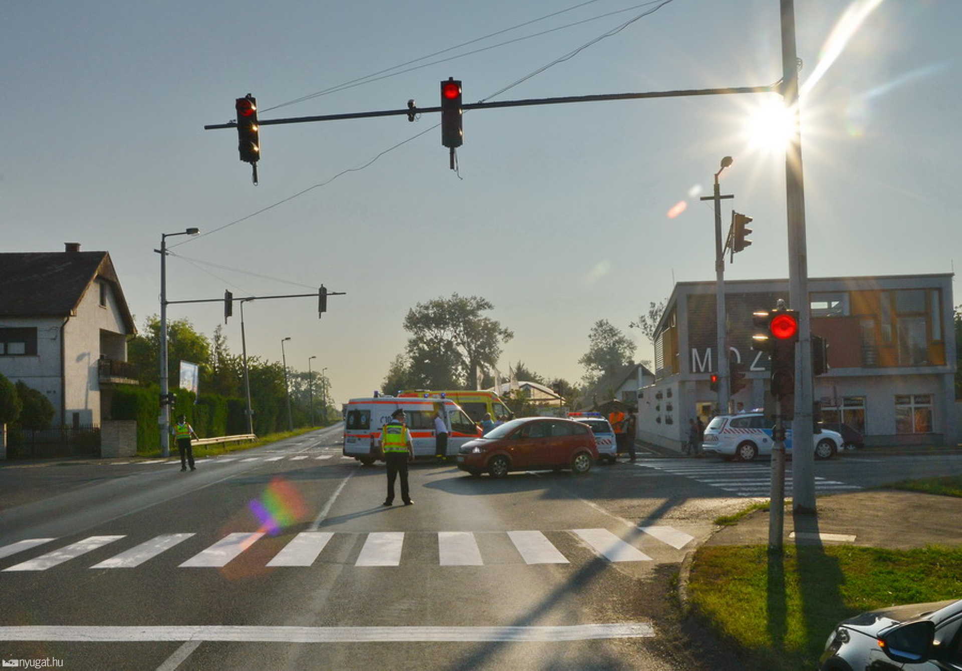 Piroson áthajtó Jeep okozott balesetet Szombathelyen